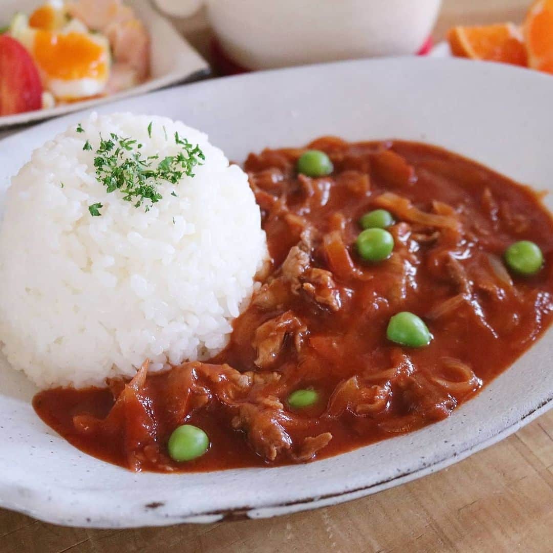 yunaさんのインスタグラム写真 - (yunaInstagram)「♩ #レシピあり #まとめて投稿 #ひとりごはん . . 🍚トマトジュースで簡単ハヤシライス(レシピ↓) 温野菜 ハムとたまごのサラダ 白菜と人参のスープ みかん🍊 . . 🍚オムハヤシ お味噌汁 カリフラワーのピクルス 魚のすり身フライ チョコプリン&フルーツ🍇 . . . ルゥなしで作る 簡単ハヤシライスレシピです↓ . . よかったら参考にしてください😊 . . . 🍳【トマトジュースで簡単ハヤシライス】  🥕材料 牛肉の小間切れ　２００ｇ 玉ねぎ　1個 〇無添加トマトジュース　５００ｍｌ 〇赤ワイン　５０ｍｌ 〇ケチャップ　大さじ２ 〇ウスターソース　大さじ２ 〇顆粒コンソメ　大さじ１ 〇砂糖　大さじ1/2 バター　大さじ１ サラダ油　大さじ１ 薄力粉　大さじ２ 塩コショウ　少々 茹でグリーンピース　適量 白ご飯　適量  🥕つくりかた ①玉ねぎは薄切りにして耐熱ボウルに入れ、ふんわりとラップをする。レンジ６００ｗで3分ほど加熱する。牛肉は塩コショウをまぶしておく。 ②鍋を熱してサラダ油を入れて牛肉を炒める。 ③肉の色が変わってきたら玉ねぎを入れて炒める。 ④バターを入れ、溶けたら薄力粉を入れて粉っぽさが無くなるまで炒める。 ⑤④に〇を入れる。沸騰したら中火で７分ほど煮込む。味を整えたら出来上がりです♪ご飯にかけて、お好みで茹でグリーンピースを入れてくださいね。 . . #yunaご飯#igersjq#今日のごはん#食卓#yummy#お家ごはん#foodstagram#lin_stagrammer#delistagrammer#Japanesefood#デリスタグラマー#クッキングラム#クッキングラムアンバサダー#タベリー#フーディーテーブル#てづくりごはん365#おうちごはん#おうちごはんlover#Japan#マカロニメイト#夜ごはん#晩ごはん#小石原焼#翁明窯元#レシピ」1月26日 18時25分 - yuna921