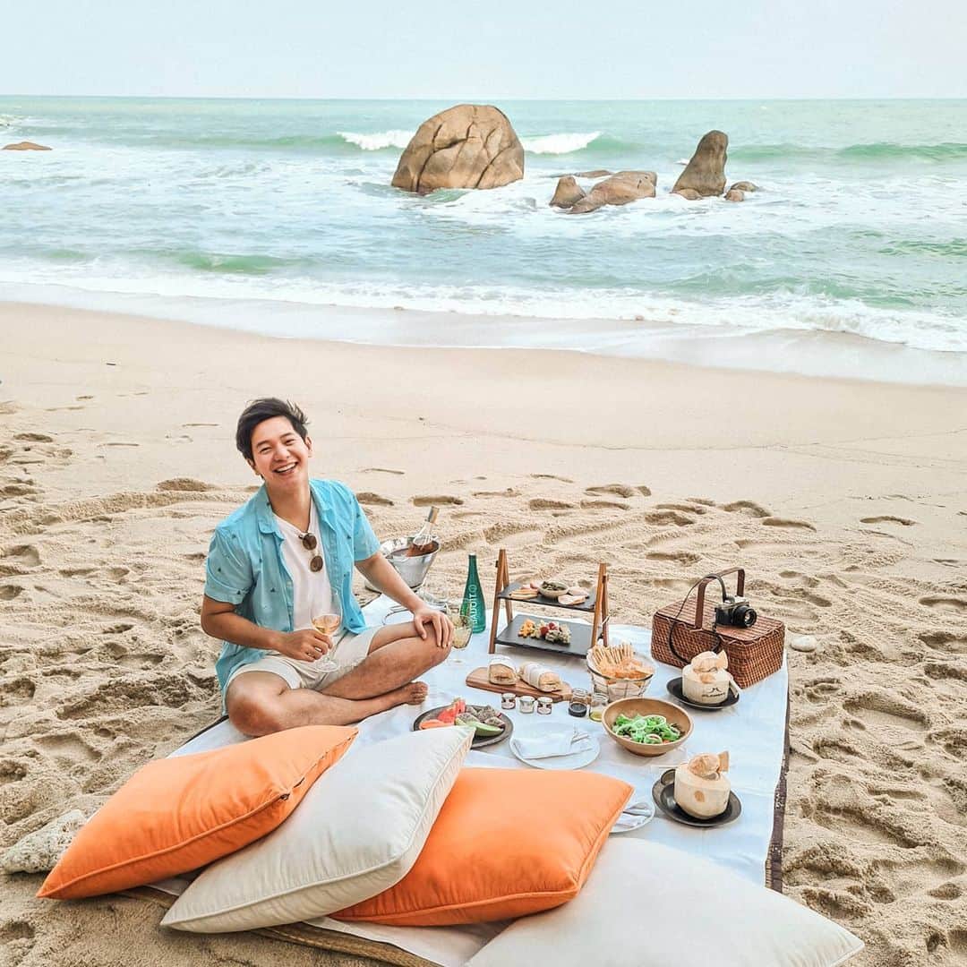 アイス・サランユーのインスタグラム：「Just hit the sand & have a amazing beach picnic🍕🥨🍔🥞🥯🥗🍹 @silavadeeresort  #silavadee  #silavadeepoolsparesort  #Samui」