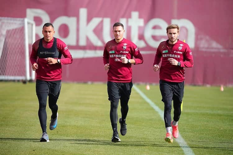 のインスタグラム：「New season, new challenges!  Let’s go 2021! 👊🏼 @visselkobe」