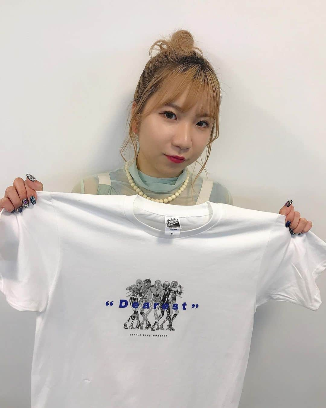 Little Glee Monsterさんのインスタグラム写真 - (Little Glee MonsterInstagram)「Arena Tour 2021“Dearest” ツアーグッズ‼️‼️‼️  MAYUが白色のTシャツをご紹介！ 爽やかに着られる白です〜✨  ■武道館：公演会場でのグッズ販売予定時間・販売場所 1月27日（水）12:00～18:00 1月28日（木）13:00～18:00  ※会場での販売アイテムは特設サイトよりご確認ください  ※グッズ販売のご利用は公演当日のチケットをお持ちのお客様に限らせていただきます。チケットを確認させていただきますので、必ず1人1枚チケットをお持ちください。  売場内にてチケットの引き渡しはできませんので、紙チケットのお渡し、電子チケットの分配ともグッズ販売待機列に並ばれる前に済ませていただきますよう、お願いいたします。   https://www.lgm-tour.com/ArenaTour2021/goods.php  ◎ 通信販売もしています セブンネットショッピング「ワタナベ商店」 https://7net.omni7.jp/general/004116/210118lgmgoods  #lgm #littlegleemonster #リトグリ #リトグリdearest #リトグリgradation #武道館 #白と紺どっちが好きですか #普段使いもぜひ #ライブはもう明日からです #後日オンデマンドでの配信もありますのでそちらもお楽しみに」1月26日 18時30分 - littlegleemonster_official