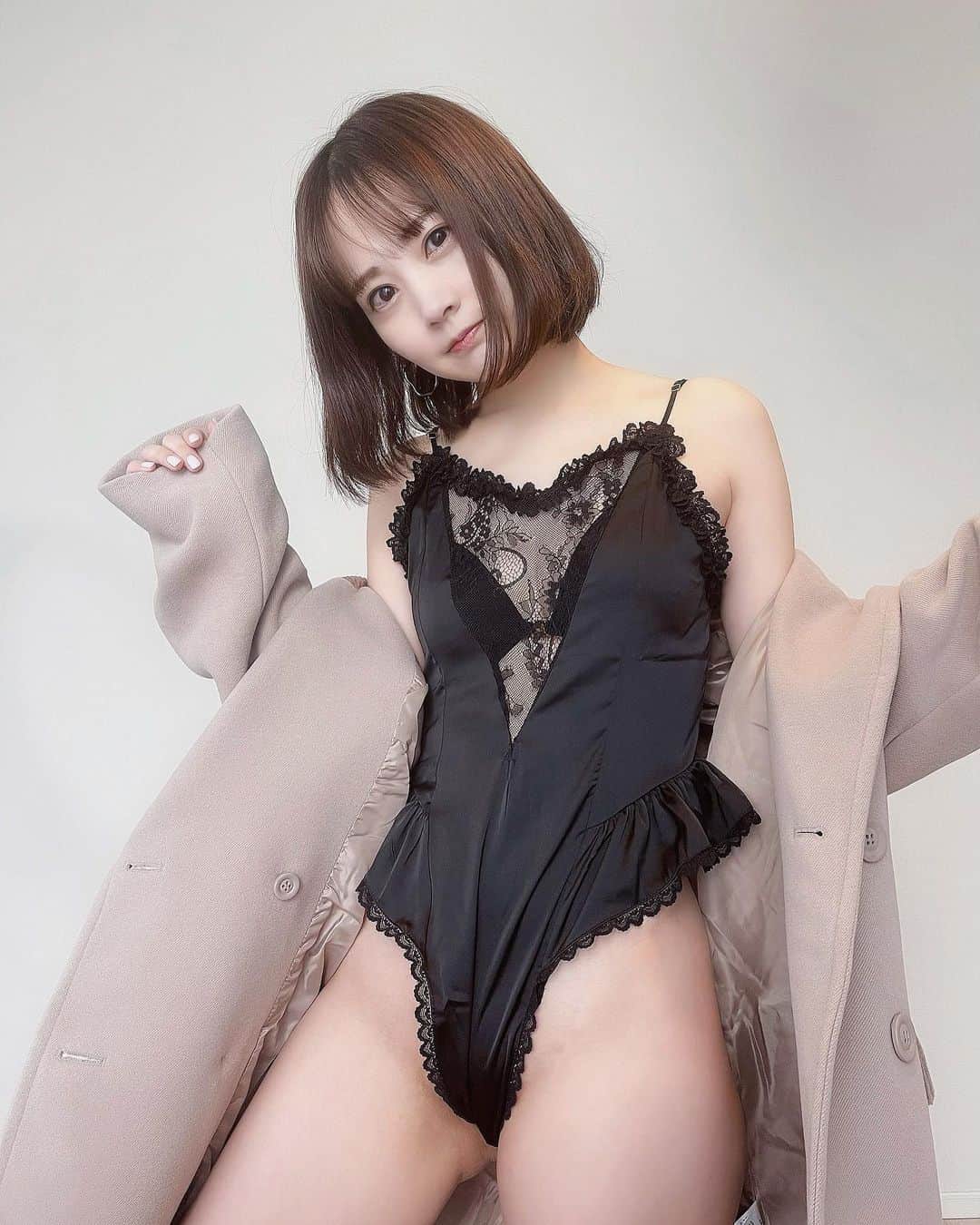 浜田翔子さんのインスタグラム写真 - (浜田翔子Instagram)「コートから🧥 こんばんは🥸 lingerieはタグ付けしてます🏷」1月26日 18時30分 - shoko_hamada