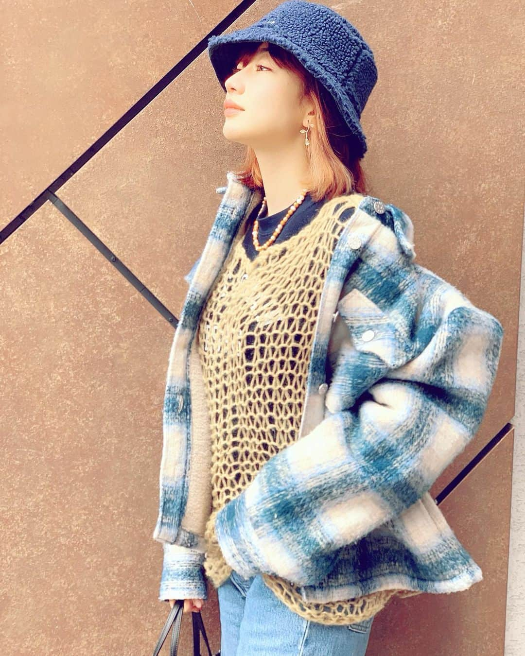 山本ソニアさんのインスタグラム写真 - (山本ソニアInstagram)「🧢　@kith  👖　@levis_japan  🧶　@girlssociety_official  🧥　@kithwomen  👟　@niketokyo  🦪　@sparking_official  👜　@rosak_official   今日の私服さんの紹介でした🦋 今年の冬はゆるっとブルートーンが多くシルエットもだぼっとメンズっぽいシルエットがタイプ👌  暖かくなるとガーリー気分になるけど寒いとストリート感が増しますね🏙  #撮影時のみマスクを外しています  #kith#kithwomen#levis#levis501#girlssociety#nike#スニーカー女子#バケハ#ブルーコーデ#冬服#ストリートファッション#パール#ジュエリー#パールネックレス」1月26日 18時32分 - soniann0505