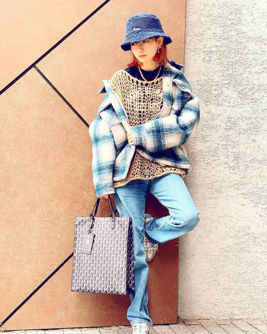 山本ソニアのインスタグラム：「🧢　@kith  👖　@levis_japan  🧶　@girlssociety_official  🧥　@kithwomen  👟　@niketokyo  🦪　@sparking_official  👜　@rosak_official   今日の私服さんの紹介でした🦋 今年の冬はゆるっとブルートーンが多くシルエットもだぼっとメンズっぽいシルエットがタイプ👌  暖かくなるとガーリー気分になるけど寒いとストリート感が増しますね🏙  #撮影時のみマスクを外しています  #kith#kithwomen#levis#levis501#girlssociety#nike#スニーカー女子#バケハ#ブルーコーデ#冬服#ストリートファッション#パール#ジュエリー#パールネックレス」