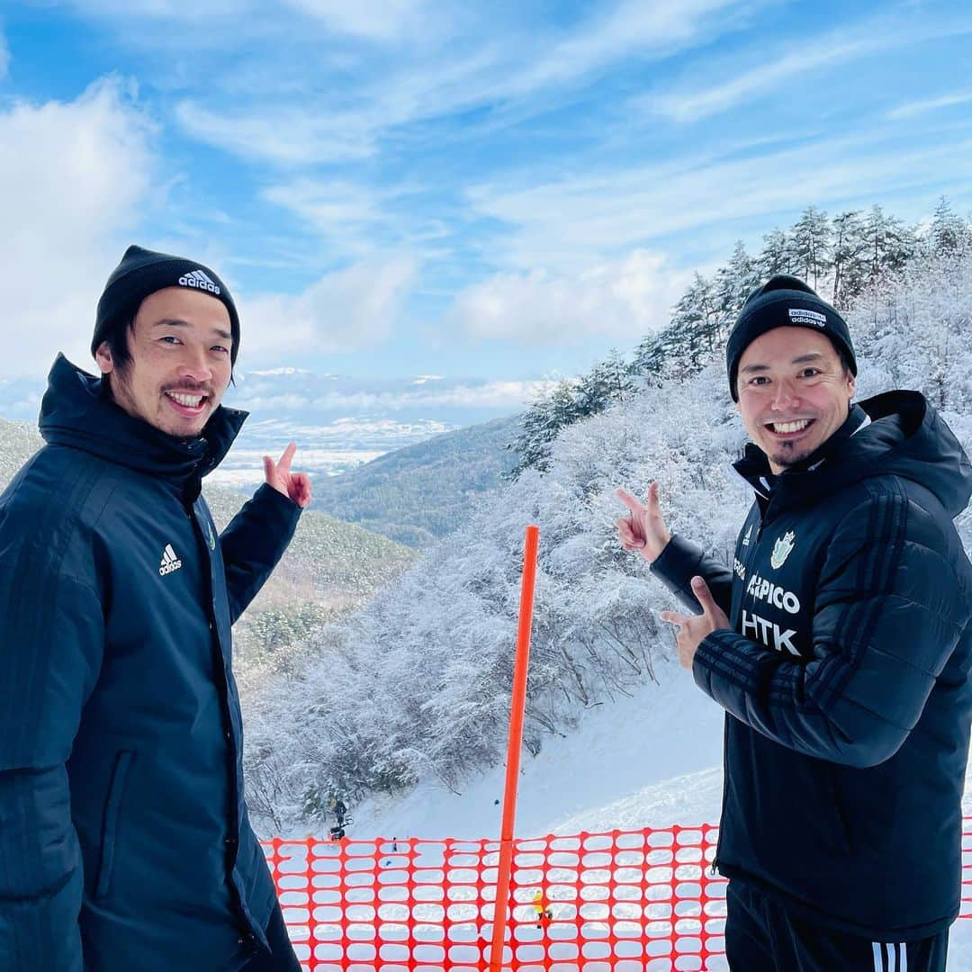 片山真人のインスタグラム：「【ガチャスタグラム 発見編】  松本市のお隣りで〜 ガチャ&昌太が〜 白銀の絶景に出会ったー(ウルルン風)☃️  #松本市のお隣りで出会った銀世界✨✨ #世界ウルルン滞在記 風の本文🌏 #松本山雅fc ホームタウン⚽️ #朝日村 ⛷ #ある仕事で久々に行ったスキー場🎿☃️ #サッカー選手はなかなかできひん冬スポーツ😭 #小学5年生以来のゲレンデ❄️ #広瀬香美 ソングはかかってへんかったけど頭にヘビロテ🎼 #デポで働いてた時毎日聞いてたあの歌…笑 #スキー に #スノボ できひん系男子🙅‍♂️ #ゲレンデに憧れてる系オジサン😭 あっ、 #今井昌太 いたわ🤣 忘れてた💦 #36歳2人でカップルかて👊👬 #こう見えてかなり2人ともテンション上がってます⤴️ #リフトも上がってます⤴️ #リフトは隣り同士🛗 いや、だから、 #カップルかて👊👊👊笑 #オッサン2人は頂を目指す🏔 そして帰りも、まさか…リフトで… #リフトで下ってんの俺らだけな件😅 #リフトで下る系オジサン😭 #しかしスキー場ってええな⛷✨ #次はスキーしに行きたい系片山👍 #片山真人 #ガチャ サングラス必須男子🕶 #それにしてもいいとこやった🤗 #朝日村プライムスキー場🎿 #みんなも是非✨ 昌太と俺ばっかですんません🙇‍♂️🙏 #onesoul ☝️」