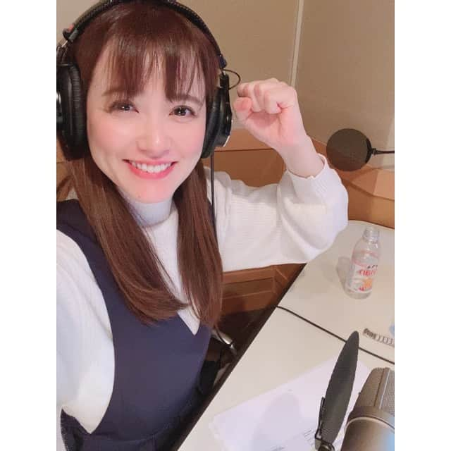 三島ゆかりさんのインスタグラム写真 - (三島ゆかりInstagram)「こないだのナレーション録りのお話🎤 写真のガッツポーズは、なかなかに録り直し時間がかかって、やっと終了を告げられた時のガッツポーズですw✊ スタッフさんにお時間取らせて申し訳ありませんでした🙇‍♀️💦 情報解禁になったらまたお知らせします🍎☺️ #ナレーション #三島ゆかり #ゆかりんご #ロケ #vtr #頑張りました #情報解禁をお楽しみに #関西弁 #標準語 #難しい #イントネーション #発声 #撥音 #フリーアナウンサー #タレント #youtuber #ゆかりんごチャンネル #ゆかりんごgames #チャンネル登録お願いします #楽しかった #instagood #instalike #follow」1月26日 18時32分 - apple340