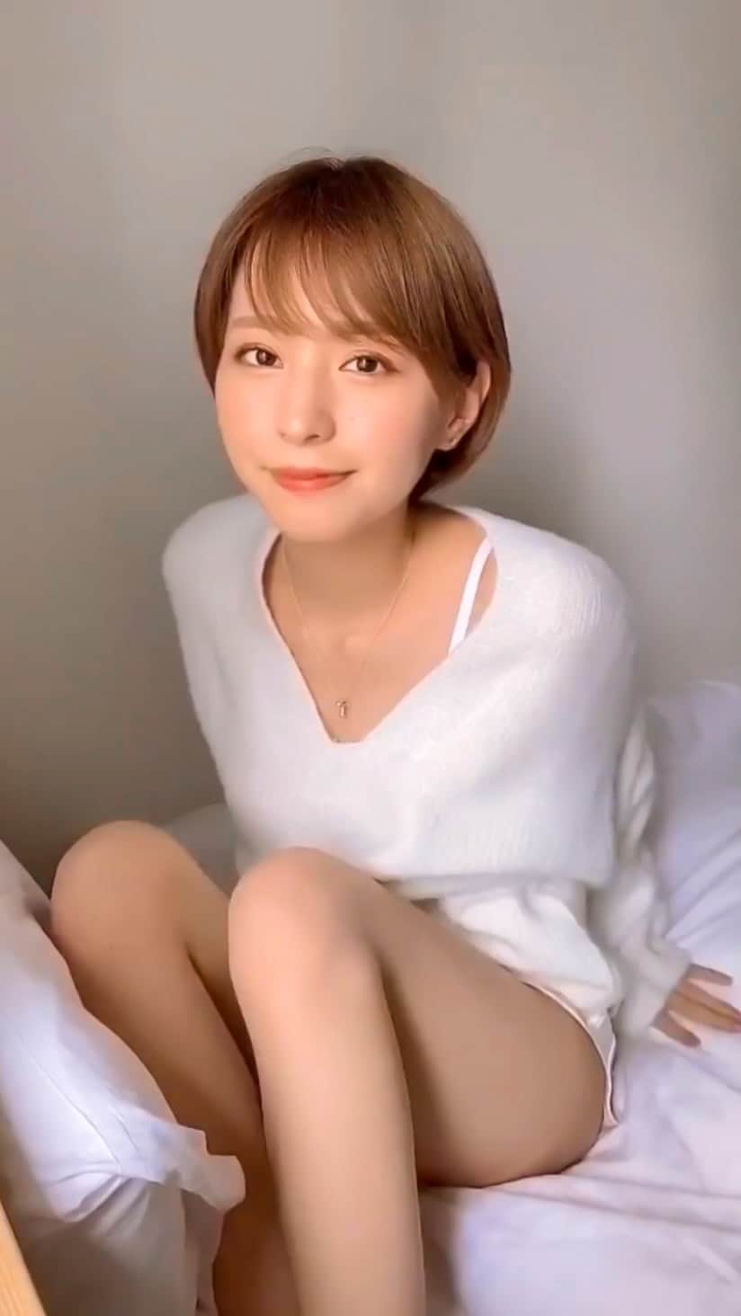 のインスタグラム：「《彼女感あふれる❤︎おうち時間💕👱🏻‍♀️🏠》 *⁠⠀⁠⠀⁠⠀⁠⠀ リポストを使って、素敵なリール動画🎥✨を投稿されてる方を紹介させて頂く⠀⠀⠀⁠⠀⁠⠀⁠⠀⁠⠀ 【💄美女美容事情💅】のコーナーです✨⁠⠀⁠⠀⁠⠀⁠⠀ *⠀⠀⠀⠀⠀⠀⁠⠀⁠⠀⁠⠀⁠⠀ いいねやコメント、フォローして応援してね❤︎🥰🎶⁣⁠⠀⁠⠀⁠⠀⁠⠀ *⠀⠀⠀⠀⠀⠀⁠⠀⁠⠀⁠⠀⁠ 今回ご紹介させて頂きますのは❤︎⁠⠀⁠⠀⁠⠀⁠⠀ MIORIさん< @__mk.31 >の素敵な動画🔆🎥 *⁠⠀⁠⠀⁠⠀⁠⠀ 最初、顔が近づいてドキッとします💕😳 彼女感がたまらなく良いです❤️MIORIさん可愛すぎです🥰✨ *⠀⁠⠀⁠⠀⁠⠀⁠⠀ MIORIさんのアカウントには他にも素晴らしいリール動画が沢山ありますので是非覗いてみてくださいね💁‍♀️💙⁠⠀⁠⠀⁠⠀⁠⠀ *⠀⁠⠀⁠⠀⁠⠀⁠⠀ MIORIさん< @__mk.31 > ⁠⠀⁠⠀ 素敵な投稿ありがとうございました☺️🎥✨⠀⠀⠀⁠⠀⁠⠀⁠⠀ △▼△▼△▼△▼△▼△▼△▼△▼△▼ ⁠⠀⁠⠀⁠⠀ ❤🧡💛「美女美容事情」💚💙💜⠀⠀⠀⠀⠀⠀⠀⠀⠀⠀⠀⠀⠀⠀⁠⠀⁠⠀⁠⠀⁠⠀⁠⠀ 👇掲載ご希望の方は👇⠀⠀⠀⠀⠀⠀⠀⠀⠀⠀⠀⠀⠀⠀⠀⁠⠀⁠⠀⁠⠀⁠⠀⁠⠀ @b_b_j.jタグ付けと🖤 # ビジョビ ⁠⠀ 🖤タグ付けお願いします✨⠀⠀⠀⠀⠀⠀⠀⠀⠀⠀⠀⠀⠀⠀⠀⁠⠀⁠⠀⁠⠀⁠⠀⁠⠀ △▼△▼△▼△▼△▼△▼△▼△▼△▼ ⁠⠀⁠⠀⁠⠀⁠⠀⁠⠀ #美女 #美容 #インスタ美女 #インスタグラマー #ステイホーム #おうち時間 #リール #リール動画  #部屋着 #部屋着女子 #彼女感 #彼氏目線 #ルームウェア #ショート #ショート美女 #ショートヘア #ショートカット」