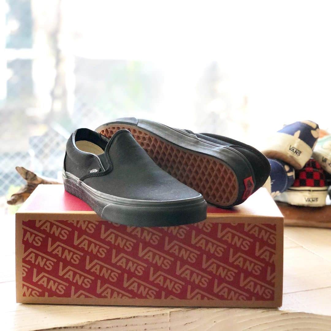 のインスタグラム：「Vans Classic Slip-On.  落ち着いた印象のブラックソール。 クラシックな装いにおすすめ。  #standardcalifornia #スタンダードカリフォルニア #vans #バンズ #ヴァンズ #sneaker #slipon #スリッポン  #shoes #シューズ #internationalshipping  #overseasshipping」