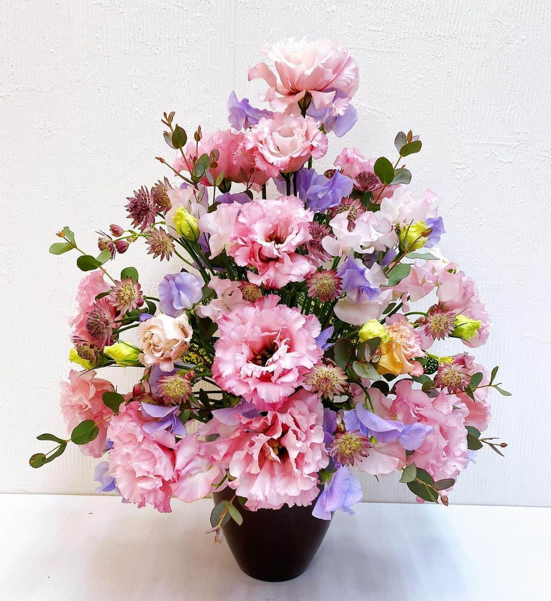 佐倉知里さんのインスタグラム写真 - (佐倉知里Instagram)「flower arrangement 💐 . 少し前からお花の学校に行ってます♡ 1枚目は初めて作ったブーケ🌸 . お花ってもらっても、あげても、幸せな気分になって。 気持ちが落ち込んだ時も香りをかぐとふわっとなって。 実家にいつも季節のお花が飾られてたからかな おうちにあると凄く落ち着くし心に余裕ができる🌸 なによりなにより可愛い🌷💕 いつか幸せな空間のお手伝いが出来るように❁*·⑅ . 講師の資格が取れるまで先は長いけど、、 お料理と共にお花も教えられるように頑張ります😌 . アーティフィシャルフラワーもやる💐💕 . . #NFD #nfd花の力  #nfd公認校  #フラワーアレンジメント」1月26日 18時43分 - chisa_tiara