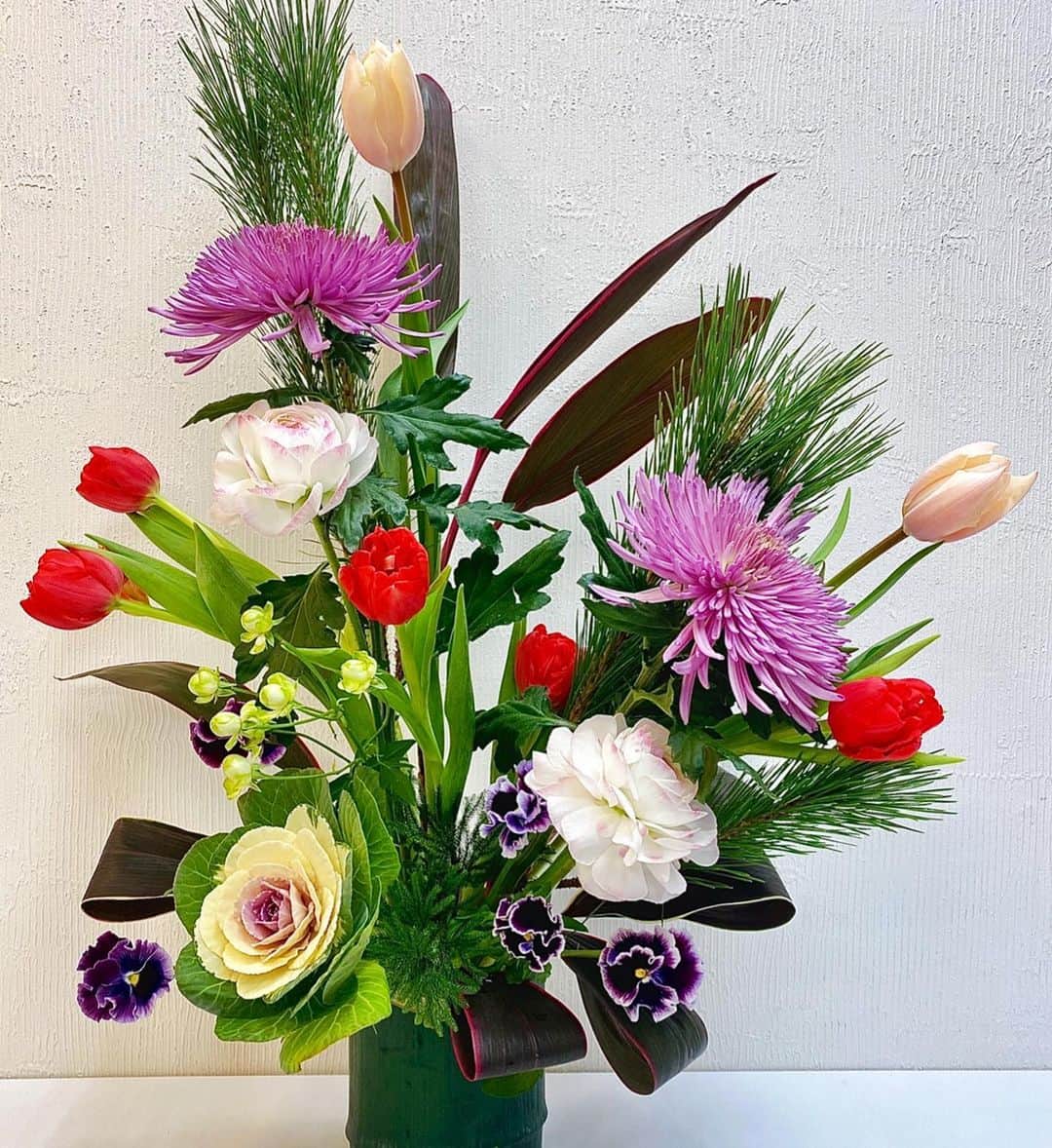 佐倉知里さんのインスタグラム写真 - (佐倉知里Instagram)「flower arrangement 💐 . 少し前からお花の学校に行ってます♡ 1枚目は初めて作ったブーケ🌸 . お花ってもらっても、あげても、幸せな気分になって。 気持ちが落ち込んだ時も香りをかぐとふわっとなって。 実家にいつも季節のお花が飾られてたからかな おうちにあると凄く落ち着くし心に余裕ができる🌸 なによりなにより可愛い🌷💕 いつか幸せな空間のお手伝いが出来るように❁*·⑅ . 講師の資格が取れるまで先は長いけど、、 お料理と共にお花も教えられるように頑張ります😌 . アーティフィシャルフラワーもやる💐💕 . . #NFD #nfd花の力  #nfd公認校  #フラワーアレンジメント」1月26日 18時43分 - chisa_tiara