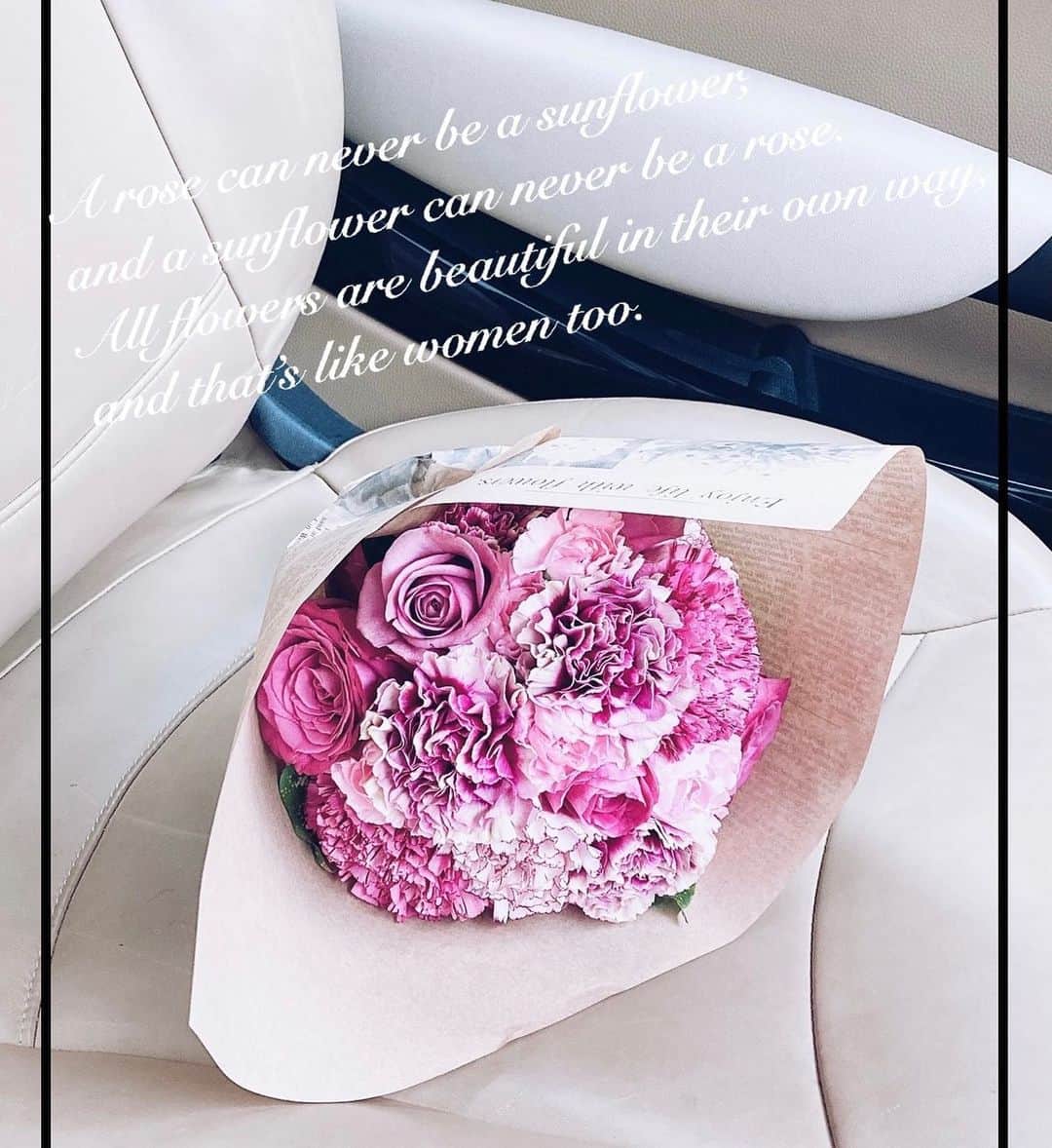 佐倉知里のインスタグラム：「flower arrangement 💐 . 少し前からお花の学校に行ってます♡ 1枚目は初めて作ったブーケ🌸 . お花ってもらっても、あげても、幸せな気分になって。 気持ちが落ち込んだ時も香りをかぐとふわっとなって。 実家にいつも季節のお花が飾られてたからかな おうちにあると凄く落ち着くし心に余裕ができる🌸 なによりなにより可愛い🌷💕 いつか幸せな空間のお手伝いが出来るように❁*·⑅ . 講師の資格が取れるまで先は長いけど、、 お料理と共にお花も教えられるように頑張ります😌 . アーティフィシャルフラワーもやる💐💕 . . #NFD #nfd花の力  #nfd公認校  #フラワーアレンジメント」