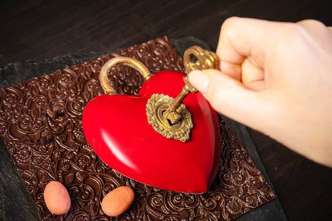 ザ・プリンスギャラリー 東京紀尾井町さんのインスタグラム写真 - (ザ・プリンスギャラリー 東京紀尾井町Instagram)「【バレンタインチョコ2021 ”Open Heart”】  ハート型のチョコレートに鍵をつけ”心の扉を開く”と中には…。  安全安心にお渡しできるよう、24時間対応可能なドライブスルーサービスもご利用いただけます。  【Open Heart Valentine's Chocolate to Unlock a Heart】  Unlock the heart-shaped chocolate and open the door to the heart to your loved one this Valentines! Inside the heart you'll find secret chocolates!   A 24-hour drive-through service is also available to ensure safe and secure delivery.  Share your own images with us by tagging @princegallerytokyokioicho —————————————————————   #luxuryhotels #theluxurycollection #princehotels #akasaka #tokyo #visittokyo #tokyo2021 #東京2021 #tokyohotel #東京 #赤坂見附 #marriott #bonvoy #tokyoroom #valentines #chocolate #バレンタイン #チョコレート #バレンタインチョコレート #valentinesday #デート #カップル #サプライズ #記念日 #プレゼント#ギフト」1月26日 18時43分 - princegallerytokyokioicho