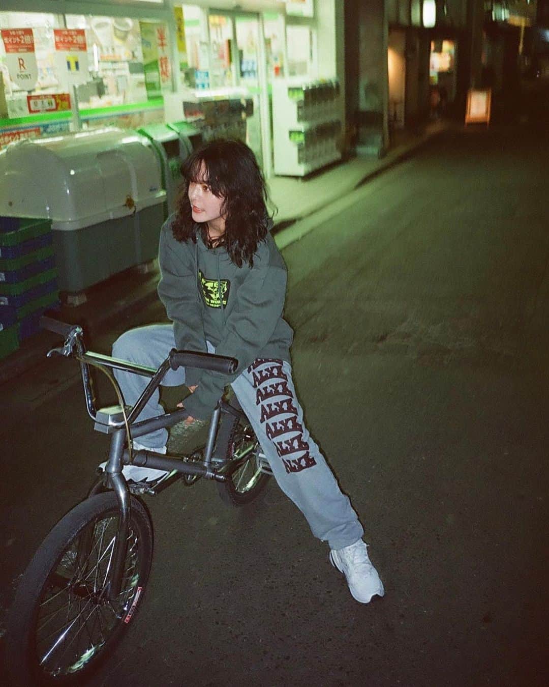 長澤メイのインスタグラム：「全身🌷 @actlikeyouknowcrew   @rodiconnect から 購入できるよ🌞💕 #alyk #BMX」