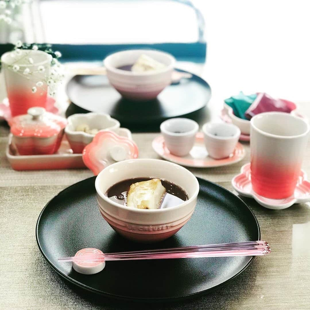 Le Creuset Japon　ル・クルーゼ ジャポンさんのインスタグラム写真 - (Le Creuset Japon　ル・クルーゼ ジャポンInstagram)「お雑煮、ぜんざい。今年のお正月、みなさんのおうちではどちらを楽しみましたか？  息子さんたちにぜんざいが人気だという @leaf.g さんのおうちでは、この日、ストーンウェアをピンクのグラデーションで統一。シックで高級感ある黒のプレートを合わせることで、可愛らしさの中にもメリハリあるテーブルコーディネートに仕上がっています！  ぜひみなさんも参考にしてみてくださいね。  #ルクルーゼ #lecreuset #ルクルーゼのある食卓 #テーブルウェア #キッチンウェア #食卓 #食卓グラム #手料理グラム #フーディーテーブル #豊かな食卓 #foodpost #foodphoto #foodpic #ストーンウェア #ルクルーゼごはん #ルクルーゼクーペ #お家カフェ #ぜんざい」1月26日 18時46分 - lecreusetjapon