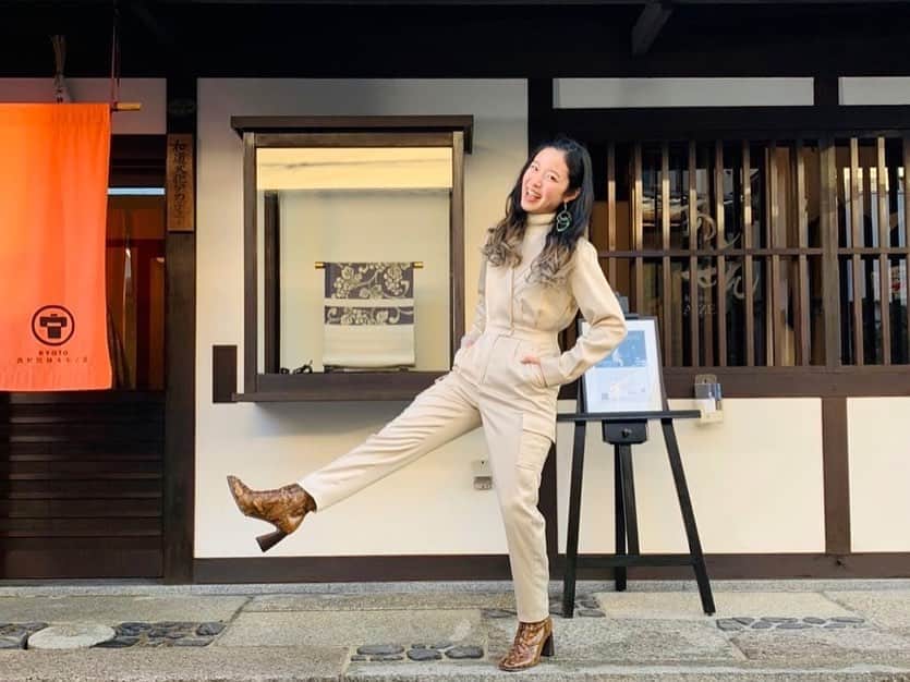 藤野涼子さんのインスタグラム写真 - (藤野涼子Instagram)「そういえば「ミヤコが京都にやって来た！」第3話観て頂けましたか⁉︎ ドラマ放送後のミニ番組の衣装がすこぶる可愛かったので、シェアしておきますね。笑 私が特にお気に入りなのは紫ワンピース☺︎  赤柄ワンピ▷▷▷ ワンピース @murua_official カーディガン @lagunamoon_com パンツ @evris_official  紫シャツワンピ▷▷▷ シャツワンピース　@evris_officia  水色ニット▷▷▷ ニット @evris_official ワンピース @murua_official  グレーワンピース ▷▷▷ ワンピース、コート @lagunamoon_com ブーツ　@evris_official   緑チェックシャツ▷▷▷ シャツ、ワンピース  @murua_official  オールインワン▷▷▷ オールインワン @evris_official  ブーツ　@evris_official」1月26日 18時47分 - ryoko_fujino_official