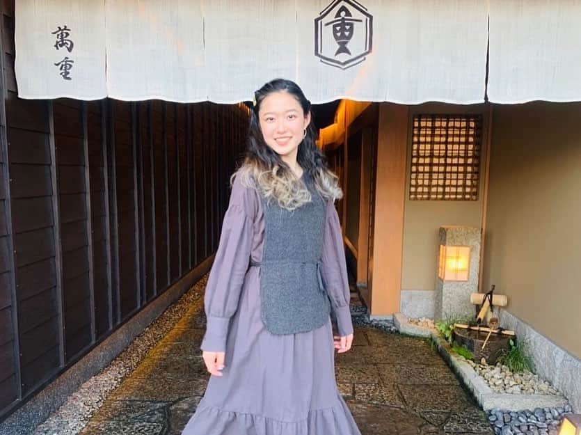 藤野涼子さんのインスタグラム写真 - (藤野涼子Instagram)「そういえば「ミヤコが京都にやって来た！」第3話観て頂けましたか⁉︎ ドラマ放送後のミニ番組の衣装がすこぶる可愛かったので、シェアしておきますね。笑 私が特にお気に入りなのは紫ワンピース☺︎  赤柄ワンピ▷▷▷ ワンピース @murua_official カーディガン @lagunamoon_com パンツ @evris_official  紫シャツワンピ▷▷▷ シャツワンピース　@evris_officia  水色ニット▷▷▷ ニット @evris_official ワンピース @murua_official  グレーワンピース ▷▷▷ ワンピース、コート @lagunamoon_com ブーツ　@evris_official   緑チェックシャツ▷▷▷ シャツ、ワンピース  @murua_official  オールインワン▷▷▷ オールインワン @evris_official  ブーツ　@evris_official」1月26日 18時47分 - ryoko_fujino_official