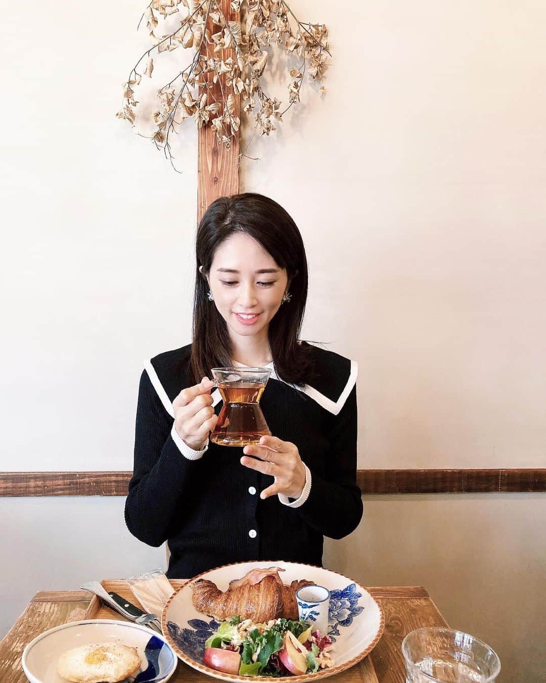 KAORI.OMURA 大村香織さんのインスタグラム写真 - (KAORI.OMURA 大村香織Instagram)「1年振り位に　@bricolage_bread_and_company で朝食 ・ 以前のローダーレールの時はしょっちゅう行っていたんだけど、今はパン屋さんになったから中々行けない💦😂 ちょっとだけでもグルテンフリーのパンあったら嬉しいな😂 そしたら、また通っちゃう。笑 ・ この日はクロワッサンは半分だけいただいた☺︎美味しかった😭 最近、漢方飲んだら胃腸の調子が良くて美味しく食べれる日が増えた☺︎ ・ 後、ついていた蜂蜜🍯がとってもおいしかったから自宅のが切れたらこちらを買おうと思う☺︎ ・ やはり朝活したら1日充実✨ 最近Amazon primeのせいで寝坊気味だけどね💦 ・ #おはよう#bricolagebreadandco #ブリコラージュ#六本木#六本木カフェ #六本木パン屋#けやき坂 #六本木ヒルズ #港区#朝食#朝活#港区カフェ #アラフォー#アラフォーライフ#アラフォー女子 #大人女子」1月26日 18時47分 - kaori.omura