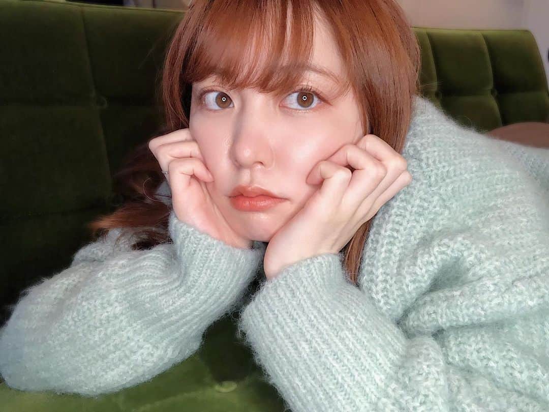 木村ミサのインスタグラム：「🛋﻿ ﻿ 気付いたらこの上で1日を過ごしてるみたいなことありませんか、、わたしはしょっちゅうあります🛋﻿ そういう時もあっていいよね？🌿﻿(委ねるスタイル) ﻿ ﻿ ﻿ ﻿ #stayhome #休日の過ごし方 #ソファで寝たら罰金500円」