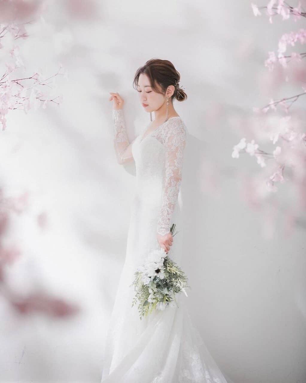 デコルテウエディングフォトグループさんのインスタグラム写真 - (デコルテウエディングフォトグループInstagram)「＼今日の撮る結婚式／﻿ 今日の #撮る結婚式 の1枚に選ばれたのは、スタジオAQUA表参道渋谷店の宮崎 @tetsu.miyazaki_wedding が撮影した写真です！﻿ ﻿ スタジオ内に咲く、あわいピンク色の桜。﻿ アーティフィシャルフラワーなので、いつでも満開の桜とともに春らしいウェディングフォト撮影をすることができます🌸﻿ ﻿ ﻿ 撮影についてのご質問などは、﻿ プロフィールのリンクからどうぞ📩﻿ @decollte_weddingphoto﻿ ご連絡、ご予約、お待ちしております！﻿ ﻿ #撮る結婚式という幸せを　#🌸　#桜　#さくら　#sakura #春爛漫 #アーティフィシャルフラワー　#春前撮り　#ウェディングドレス 　#スタジオ前撮り　#東京前撮り　#スタジオ撮影 　#関東前撮り #関東プレ花　 #新郎新婦 #おしゃれ花嫁 　#ウェディングドレス前撮り #ウェディングフォト　#フォトウェディング　#ブライダルフォト #結婚写真 #2021婚 #2021春婚 #2021夏婚　#2021秋婚　#花嫁フォト #結婚式前撮り　 #結婚準備中 #花嫁準備」1月26日 18時52分 - decollte_weddingphoto