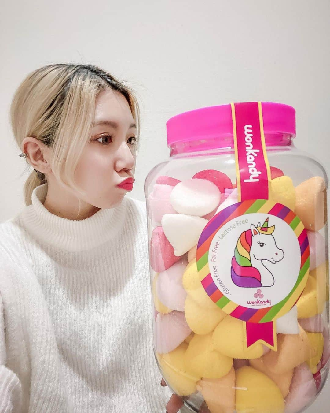 DJ CHI☆MEROのインスタグラム：「🍬 . 減らないでしかし  こんなの食べてるけど ノーファンデプログラムの 美容記事載せているので ストーリーからアメブロに飛んで見てね👩🏼  #マシュマロ #コストコ」