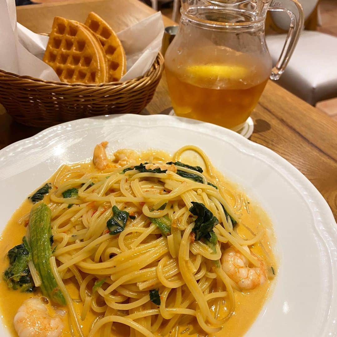 のインスタグラム：「🍝🍝🍝  #梅田ランチ #ディアモール #カフェランチ#パスタランチ #ワッフル#ドリンク #ランチセット#男性も結構いる #ワッフル付いてて嬉しい #ゆったりできて良い」