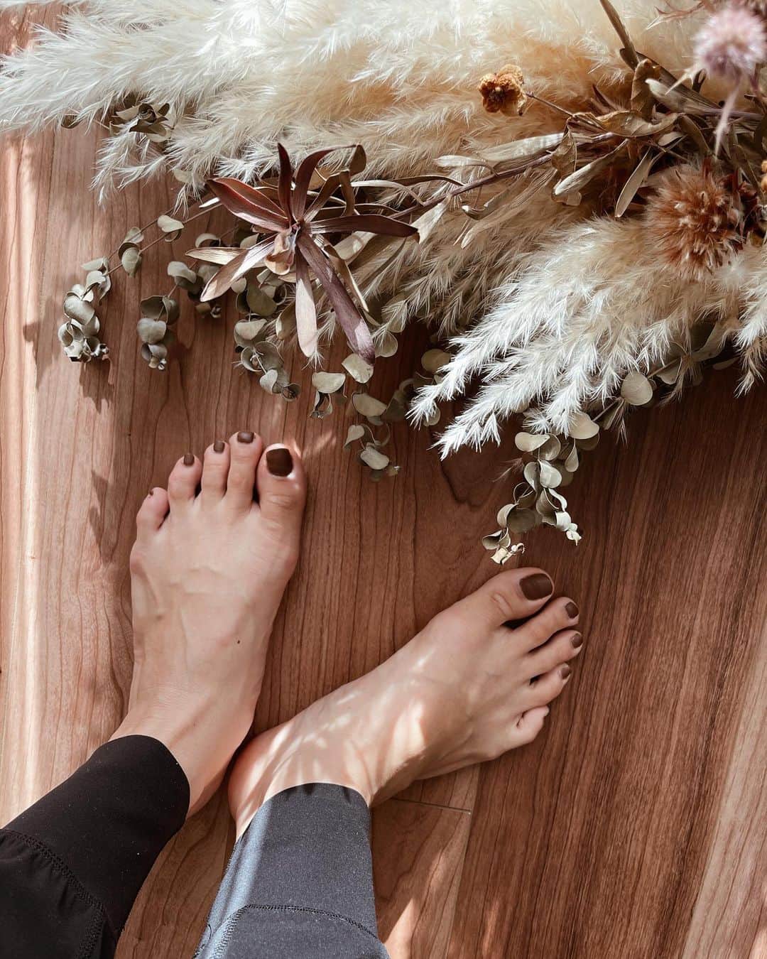 Rimiのインスタグラム：「冬の足の爪とか冬放置しがちだけど、、 久々に可愛い色のポリッシュ見つけて塗ってみた💅🏾 家では裸足が多いし、お家の中での運動が増えてるから、やっぱ塗ってると上がる❤️ こんなんでウキウキできるなら最初からやっとけばよかった😂😂 手の爪はいつも可愛いのに足を放置しすぎた！ 手の爪はまた載せよ❤️ #nail#footnail#change#new#color#brown #ネイル#フットネイル#かわいい#セルフネイル」