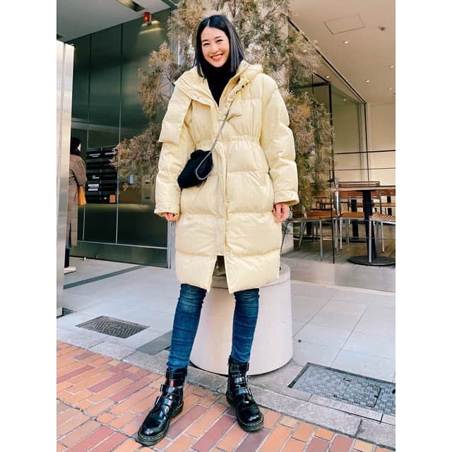 青野楓のインスタグラム：「寒すぎるのでお尻がかくれるダウンを。 これでこの冬乗り切ります☁️  ダウンは@valmuer_official のものです。 黒と白も可愛かったけどもってない色味にしてみました🥰  あったかくして春を待とうねえ🌸  #valmuer #ダウン#kaede626style」