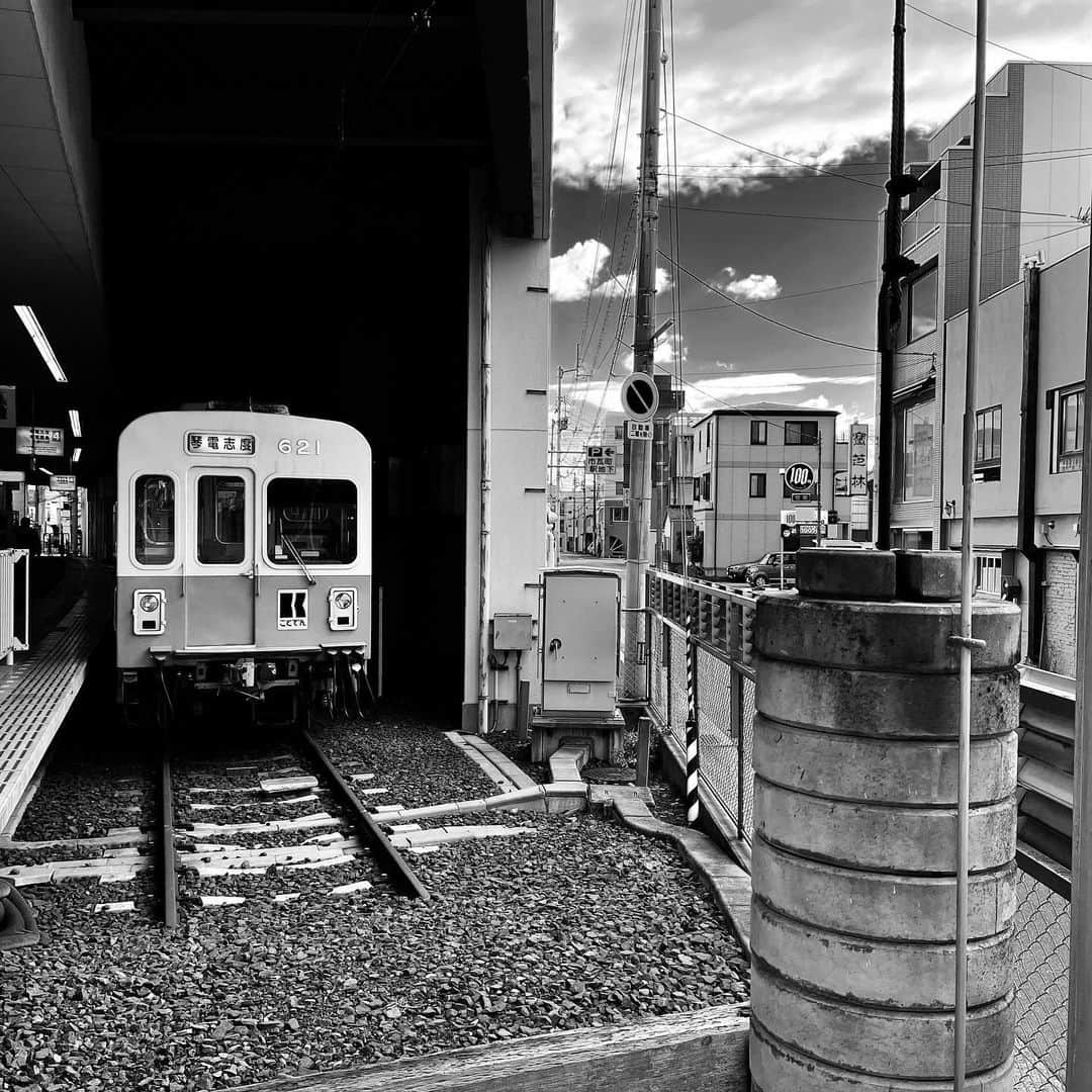 naotakeのインスタグラム：「始発、あるいは終点 - The starting station or the terminal station / iPhone 12 Pro Max & Snapseed, 20210127 . . ミスタービーンを見る。彼の振る舞いをコントとして許せる寛容性があるだろうか。 . . #spicollective #royalsnappingartists #infamous_family #rsa_main #infinity_photo_cult #jp_gallery_member #jp_gallery_bnw #trb_bnw #wp_bnw  #bnw_life #bnwlife_member #bnw_life_shots #bnw_captures #world_bnw #top_bnw #team_jp_ #team_jp_モノクロ #ig_energy_bw #ig_nihon #streetphotographybnw #igersjp #blackandwhite #bnw #bnwphoto #monochrome #bw #bnwphotography #ShotOniPhone #shotoniphone12promax」