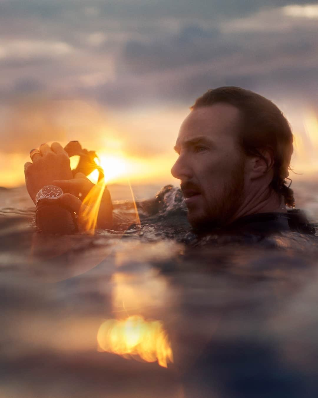 ジャガールクルトさんのインスタグラム写真 - (ジャガールクルトInstagram)「Benedict Cumberbatch and the Polaris Mariner Memovox, in total sync with the ocean.  _ Polaris Mariner Memovox _ The signature timepiece pushes the boundaries further and offers an incredible diving experience with a water resistance of 300 meters, and a high visibility in the dark with Super-LumiNova®.  _ #JaegerLeCoultre #积家 #HomeofFineWatchmaking #BenedictCumberbatch #FriendoftheMaison #Memovox #Mariner #Diving #Alarm #Calibre956 #SuperLuminova #Bluedial #StainlessSteel #SavoirFaire #Design #Style #ValleeDeJoux #Craftsmanship #Watchmaking #SwissWatch」1月26日 19時00分 - jaegerlecoultre