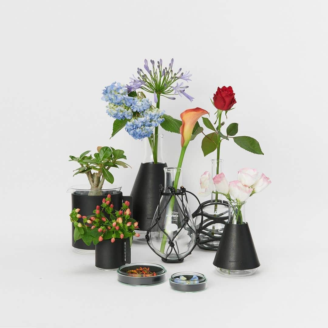 Fashion Headlineのインスタグラム：「前シーズンにローンチされたエンダースキーマ（Hender Scheme）の「science vase：化瓶」に、新色・ブラックがお目見え。  ブラックカラーのモデルにも、前作同様ベジタブルタンニンレザーが用いられています。時を重ねるごとに経年変化していく様子も楽しみな花瓶です。  そういえば、今回の最新コレクションからエンダースキーマでは、シーズンタームの概念を「冬春（winter/spring、ws）」と「夏秋（summer/autumn、sa）」へと変更されたことはご存知ですか?  それに伴い、本コレクション（冬春）は、12月から5月にかけて展開中。  今季もブランドらしいコンテンポラリーなアイデアを形にした最新の「NEW CRAFT」が様々にラインアップされています。  新作のレザーシューズやバッグ、小物の他に、自分の足からレザーシューズを成形できるセルフ・モデリング・プロダクト「フット キャスト（foot cast）」という新たなシューズラインも登場し、より多様なコレクションに。  2021年冬春コレクションは、直営店のスキマと全国の取り扱い店舗にて順次発売中です。ぜひチェックしてみてくださいね。  check☞ @fashionheadlinejpn website fashion tab エンダースキーマの2021年冬春コレクション、新しいシーズンタームで展開される多様なシューズやバッグ https://www.fashion-headline.com/article/61057  【お問合せ】 エンダースキーマ @henderscheme TEL：03-6317-7470 URL：http://henderscheme.com」