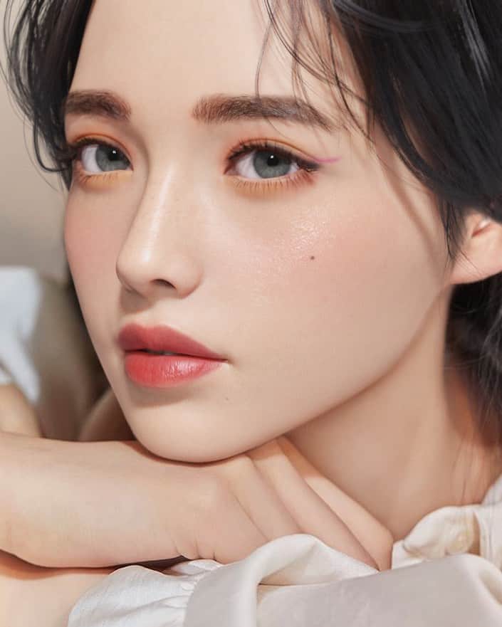 のインスタグラム：「𓅨𓆸𓅯𓅔𓅅𓅹𓆸𓅪𓆲𓅿𓅙﻿ On a sunny day like today,﻿ I tried out a warm makeup perfect for spring.﻿ ﻿ Is it too early?﻿ But anyways, I like to put pink and purple with my usual makeup to brighten up the mood!﻿ ﻿ Even if it’s still cold, we can warm up just by makeup﻿ ﻿ 晴れの日は心を笑顔にしてくれる﻿ 今日は春のエモ顔メークをしてみた𓆡 𓈒𓏸𓐍 ﻿ ﻿ 体温や湿度を感じさせるエモ顔﻿ ピンクとパープルをアクセントに﻿ ふんわりトレンドカラーを入れるのが﻿ Ria流エモメークのポイント𓇼‪𓇠 ﻿ ﻿ まだまだ寒いけど﻿ ほの甘愛され顔で体温上げて﻿ 色っぽい春を迎えましょう𓆸 ﻿ ﻿ #Rialife#暮らしメモ#エモ顔#エモメイク#春メイク#カラーメイク#カラーアイライナー#セルヴォーク #rmk#warmmakeup#makeup#colormakeup#spring#happinesseverywhere#nowyouknow#sustainable#instagood#chance#betterword#neverever#oneworld#loveislove」