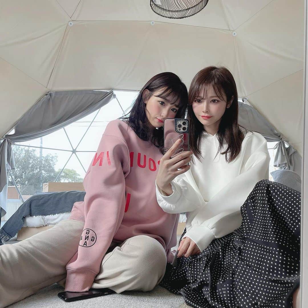 のインスタグラム：「． 投稿溜まりすぎて時系列ばらばら。。笑 かとことグランピング行った時の♡  グランドーム伊勢賢島( @glampdome_isekashikojima )におじゃましたよ✨ グランピングずっと興味あったから行けてよかった♡  ◎おすすめポイント ✔︎ごはんがめちゃおいしい！！ BBQのクオリティじゃなくてびっくりした🥺 松坂牛とか高級なお肉を使っててすごく豪華だしアヒージョも炊き立てのごはんも最高においしかった😿♡ なんとドリンクも飲み放題だしハーゲンダッツも食べ放題🍨！ 焚き火でマシュマロも焼けるよ🥰  ✔︎グランピングって衛生面とか気になると思うんだけど部屋もトイレも施設全体がすごく綺麗だった✨ 寒さ対策もちゃんとしてたから冬でも全然大丈夫でした🦭  ✔︎グランドーム賢島では2月からバレンタインイベントでチョコフォンデュが始まるみたいでそちらもおすすめ🤤♡  音楽ずっとかかってて開放的できもちよかったなー🌈 スタッフの方々も皆さん親切で優しくて。。また行きたい😽 他の写真も載せるね♡  #グランドーム伊勢賢島#glampdome伊勢賢島#グランピング#グランピング女子会#pr」