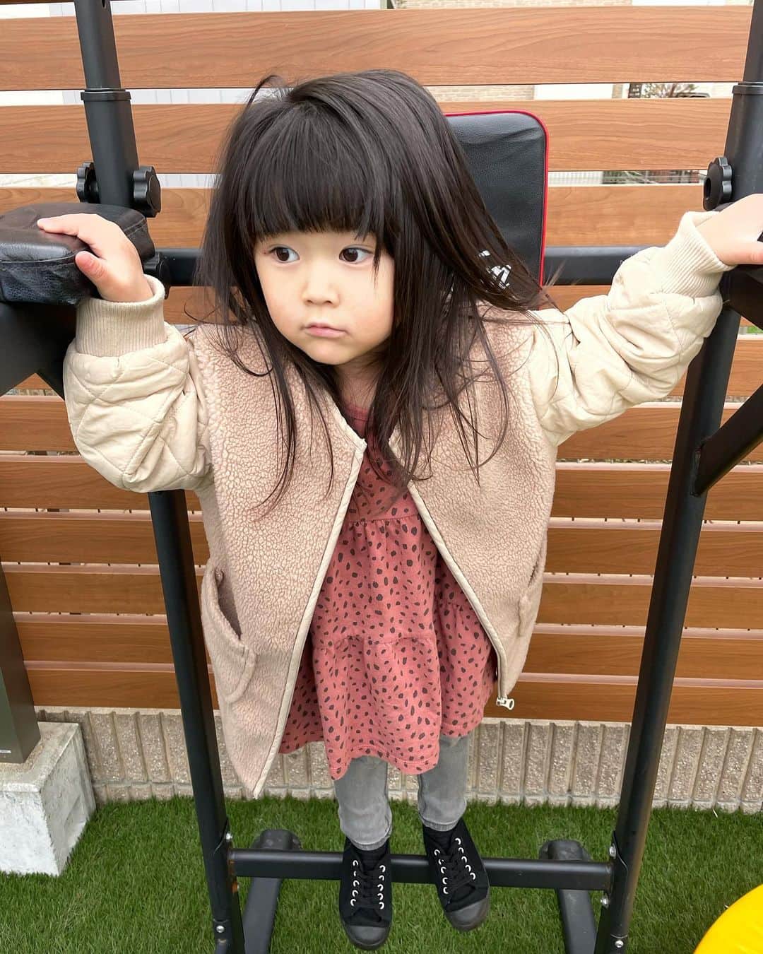 大菅小百合のインスタグラム：「前髪切ったよ〜✂️✂️✂️ 光る靴がとどいたよ〜❤️👠✨😍 大人用があったら私も履いてみたい✌🏻笑 ・ ・ ・ @kokomishop.sale  #光る靴 #ママが履いて欲しいと思って頼んでみた #気に入ったご様子 #娘 #3y10m #女の子ママ」