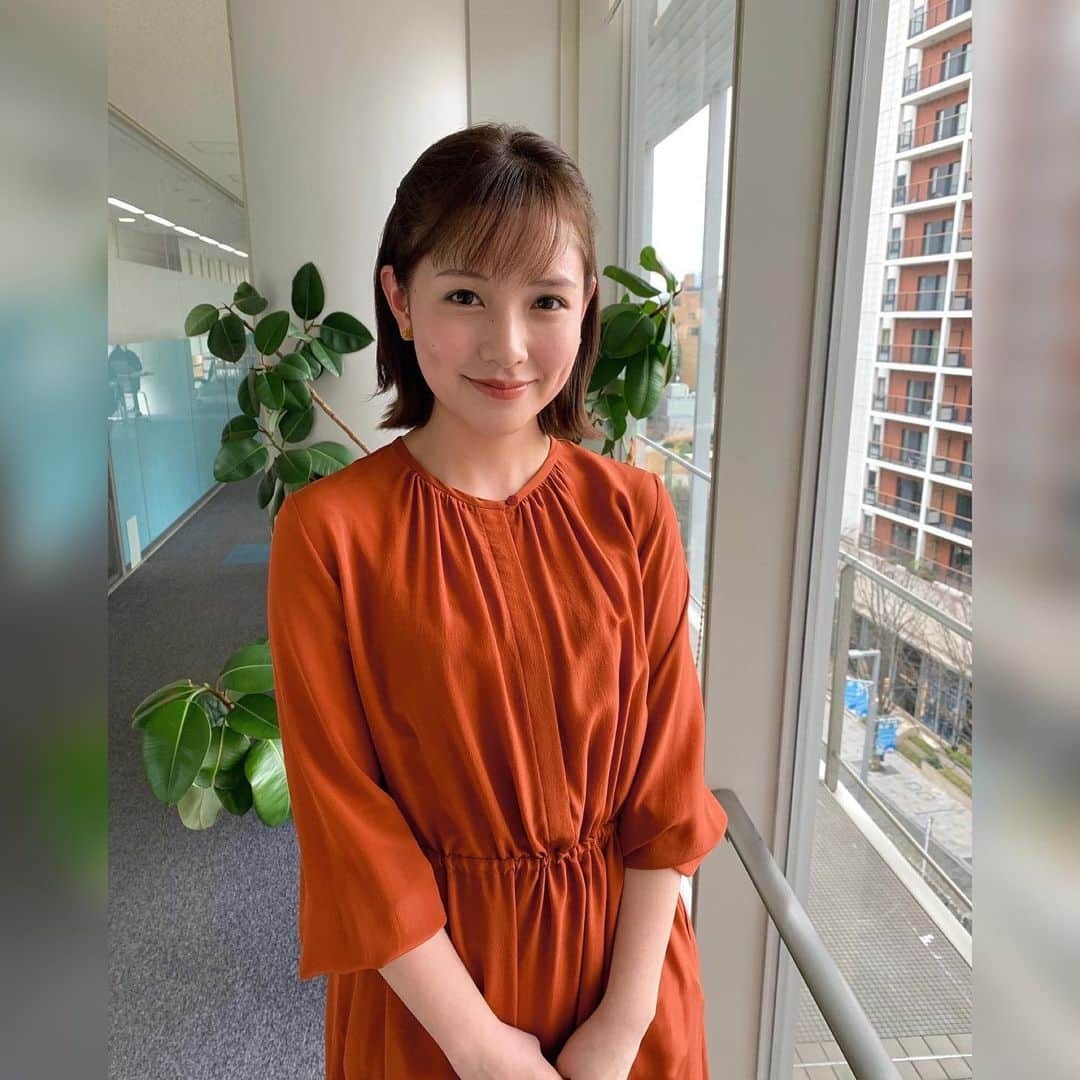 渡辺瑠海さんのインスタグラム写真 - (渡辺瑠海Instagram)「. 今日の衣装は、オレンジのワンピースでした🍊  髪を切ってから、外ハネばかりしてしまいます。 気に入っているのですが、髪が長い人に比べるとどうしてもレパートリーが少なくなってしまうので、伸ばしてみようかなと考える今日この頃です。  衣装 @itokinsybilla_onlineofficial  #ワイドスクランブル #衣装 #テレビ朝日  #衣装」1月26日 19時08分 - rumi_watanabe_ex