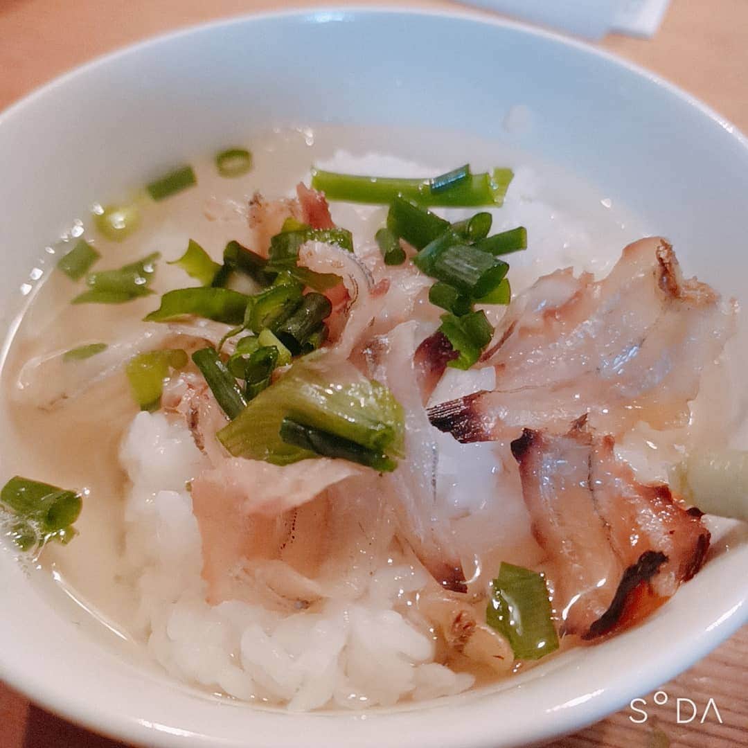 松本隆博のインスタグラム：「メーカーの｢はぎの食品｣さんに メールしたところ愛媛県内だと エミフルMASAKIのまさき村に あるとの事で、大人買いしてきた (笑)(^ ^)。 この｢真鯛のだし塩｣本当に 美味しくて、何にでも合う(^^)。 そこで、同じはぎの食品さんの いわしの干物を炙り焼きにし、 出汁茶漬けの様にしてみたーー (^q^)(^q^)(^q^)(^q^)(^q^)  や み つ き  になるの決定(^_^)  鯛めしもこれでいけるぞ 恐らく!(^^)!  いやー美味かった～」
