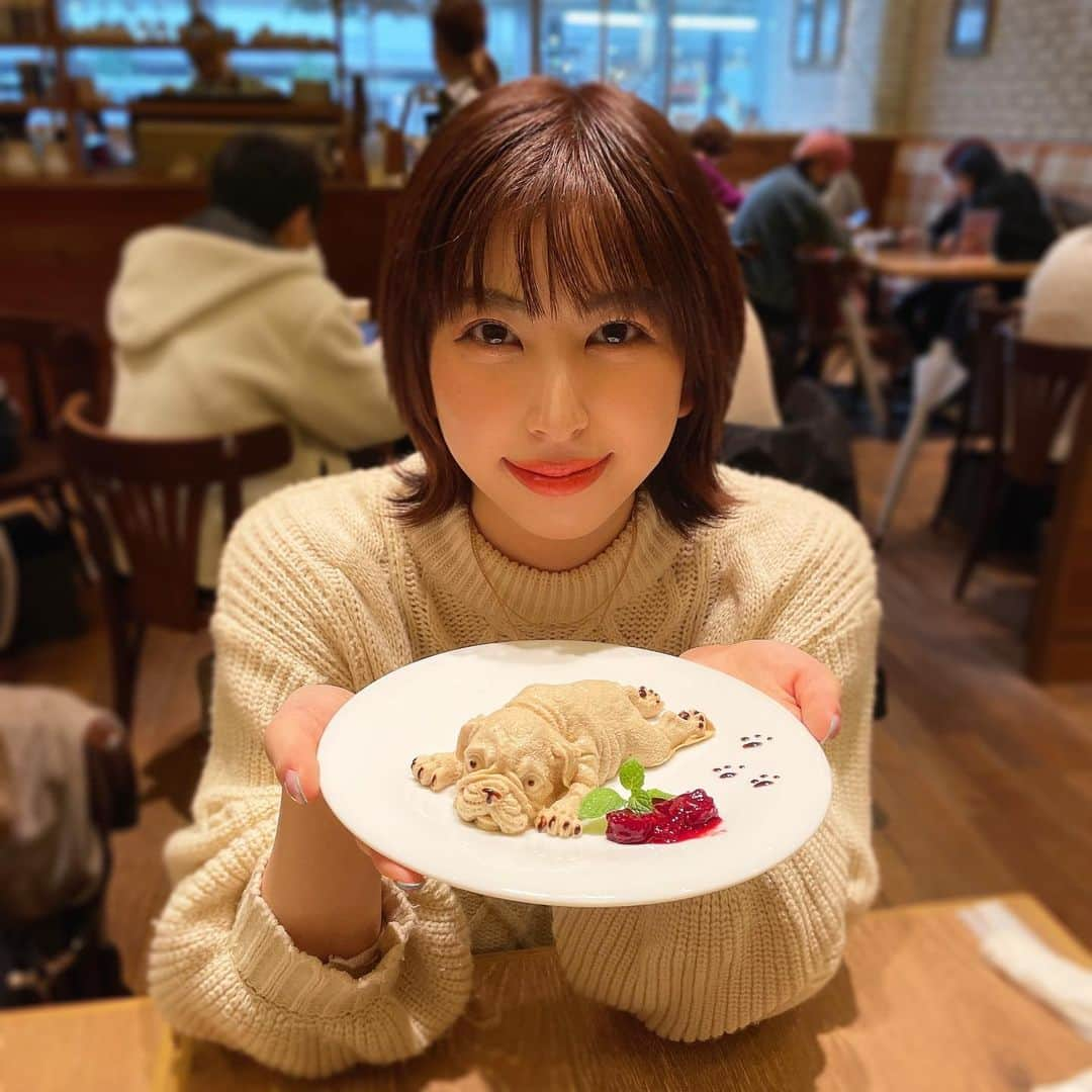 しよりさんのインスタグラム写真 - (しよりInstagram)「パールズというカフェで ワンナコッタ食べてきたよ🍴  想像以上にめちゃくちゃリアル😭 味はほんのりコーヒー風味の優しいお味！お子さんも食べられそうなパンナコッタならぬワンナコッタです🐶  ラテアートも可愛かったです🖤  #ワンナコッタ #パンナコッタ #カフェスタグラム #天王寺カフェ #cafestagram #パールズ#ウルフカット #ウルフカット女子 #ウルフボブ#カフェ好きな人と繋がりたい #お洒落さんと繋がりたい#おしゃれさんと繋がりたい#大阪カフェ #梅田カフェ @b.j__b.j」1月26日 19時09分 - shiyooori