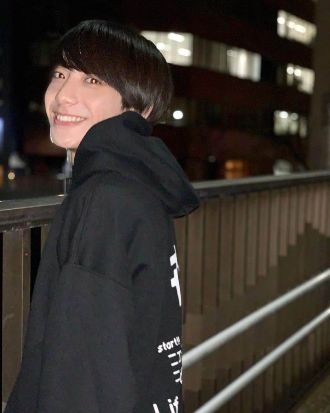 小西詠斗のインスタグラム：「・ 今日はミュージカル休演日！  そして梨公のブランドのパーカー貰ったーー わーい沢山写真撮ってみた✌️  周囲の環境に配慮し一時的にマスクを外しています🧚」