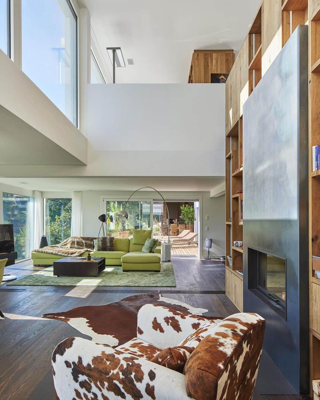 のインスタグラム：「A chic and modern Chalet in Switzerland with highly efficient architecture, a wellness oasis with jacuzzi and sauna and absolute privacy guaranteed. For more info @wrealestate_by_angiewuffli @angie.wuffli」
