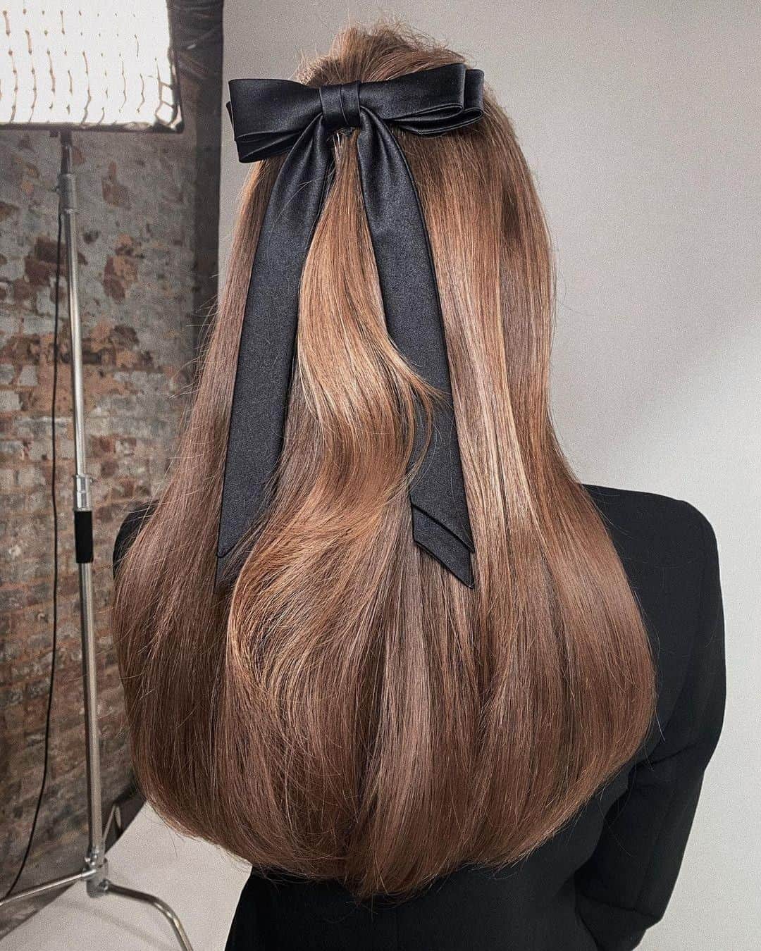 ghd hairさんのインスタグラム写真 - (ghd hairInstagram)「Tuesday mood: silk bows all the way 😍✨ Just look at how effortlessly it completes the look 👏 @patrickwilson styled using ghd ✨  #ghd #ghdhairpro #hairgoals #hairenvy #hairstyling #hairgoals #glossyhair #hairstyles #hair #brunettehair」1月26日 19時20分 - ghdhair
