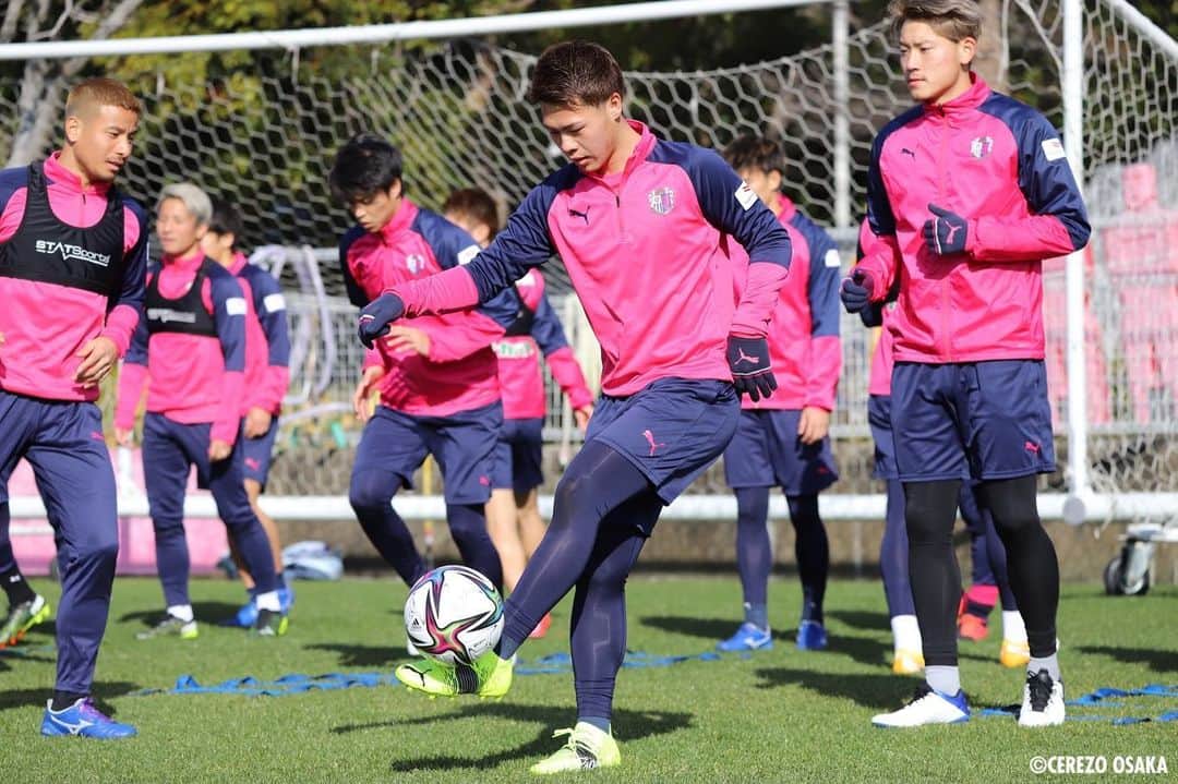 中島元彦のインスタグラム：「🚨THE GAME IS ON🚨 クレイピーにいこうぜ  #DRIVETHEMCRAZY #トラエテミロ #FUTUREZ @pumafootball_jp @pumajapan」
