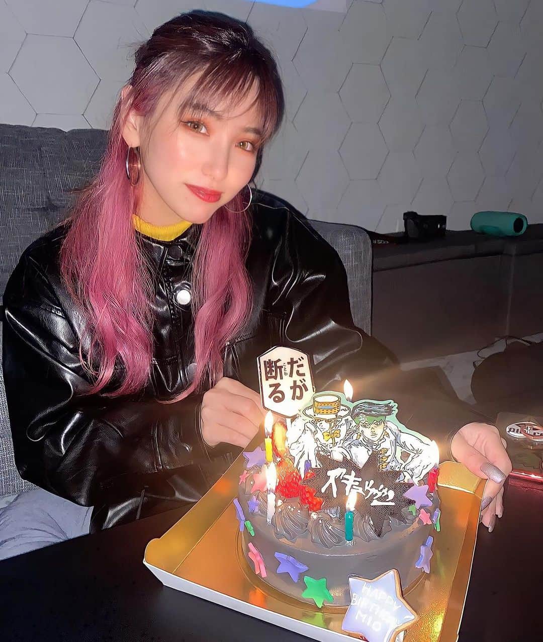 MIOのインスタグラム：「今年もみんなありがとう🥺🤍 ジョジョケーキ、相変わらずおもちゃみたいで可愛いんだよなぁ🧁」