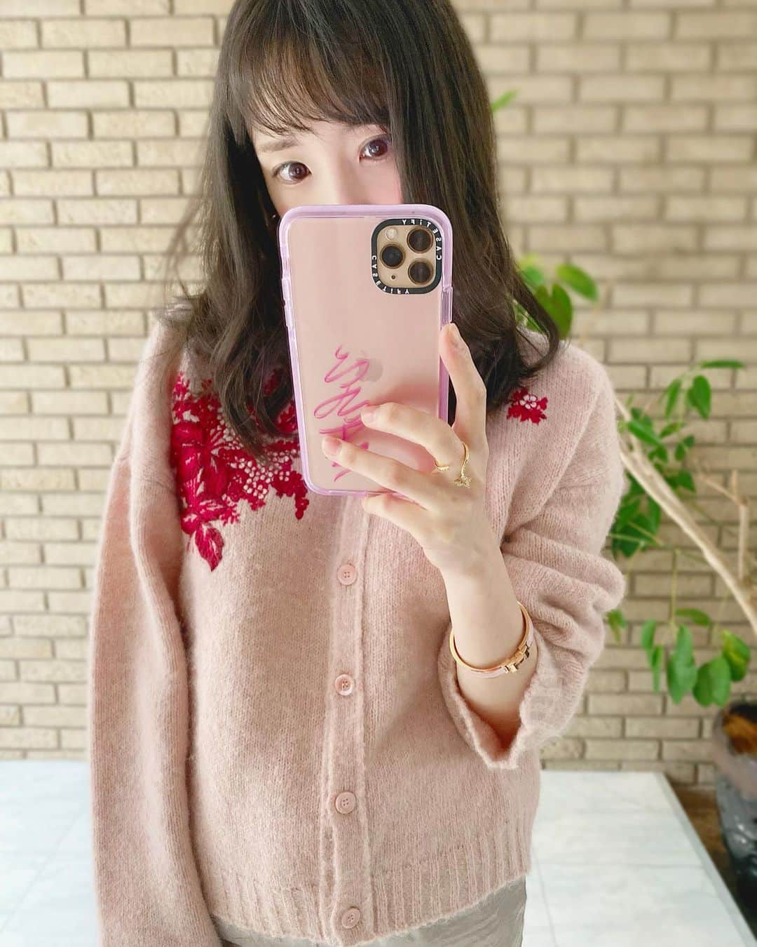 小林真由のインスタグラム：「New iPhonecase💜﻿ ﻿ 衝撃に強いCASETiFYのインパクトケースにしました♡﻿ 落としても割れてなくて感動...🤍﻿ ピンクとパープルの色味がお気に入りです。﻿ ﻿ ﻿  @CASETiFY_jp﻿ @casetify  #CASETiFY  #StateYourCase #iphonecase #iPhone #redvalentino #iPhoneケース #スマホケース #ファッション #コーデ #ママコーデ #女の子ママ #男の子ママ #ママライフ #コーディネート #2歳 #生後5ヶ月 #ベビー #マスク #布マスク #コットンマスク」