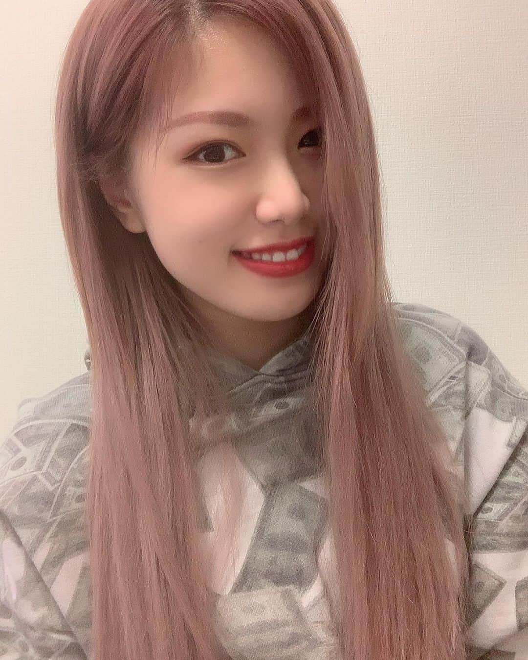 林優菜のインスタグラム：「. 髪の毛ロングになったよおおおおっっ！！ 色は最近安定してきてるピンク💗 ロング落ち着く最高〜〜 . @lapis_nen さん ありがとうございます❤️ . . . #ヘアカラー #ヘアスタイル #エクステ #ピンクヘア #ロングヘア #lapis #ulike」