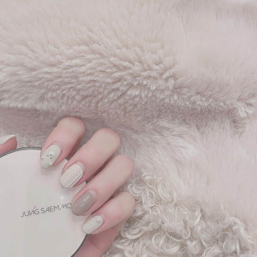 大橋あかりのインスタグラム：「𝘕𝘦𝘸 𝘯𝘢𝘪𝘭 ❤︎💅 ・ それとお気に入りのファンデ☺︎ @jsmbeauty_  #ネイル　#nail #ニットネイル」