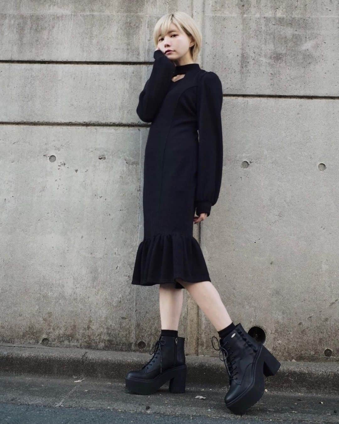 EATMEのインスタグラム：「1.26 update... #EATME #DIRECTOR  #COORDINATE  @tsubasamasuwaka1013 🚺:150cm . TOP画面のURLからEATME WEB  STOREをCHECK▶︎ @eatme_japan . 🌹ハイネックリブワンピース ¥9,000(＋tax) BLK.PNK.GRY ☑︎FREE ※発売中 . 🌹レースアップショートブーツ ¥13,600(+tax) BLK.PNK.MIX ☑︎S/M/L ※発売中 . #EATME_DIRECTORSCODE  #eatmejapan #イートミー」