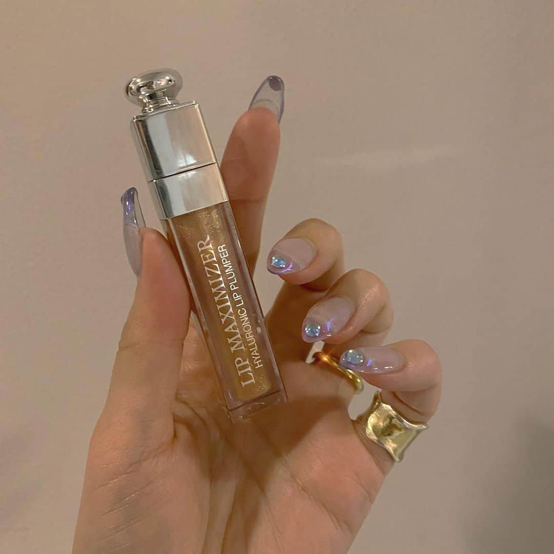 梅村実帆のインスタグラム：「goldのマキシマイザー👄 @diormakeup  オレンジリップの上からハイライトみたいに重ねるのがすき @mizuki037 ありがとう🤍」