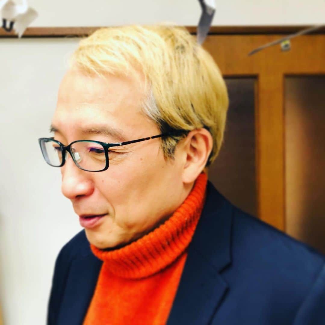 水谷さるころのインスタグラム：「息子の髪を切り、自分の髪を切って、とうとうパートナーの髪も切り始めました。伸びたところだけ揃える感じでカット。トップが長いままなのでちょっとインテリ風（？）に…。」