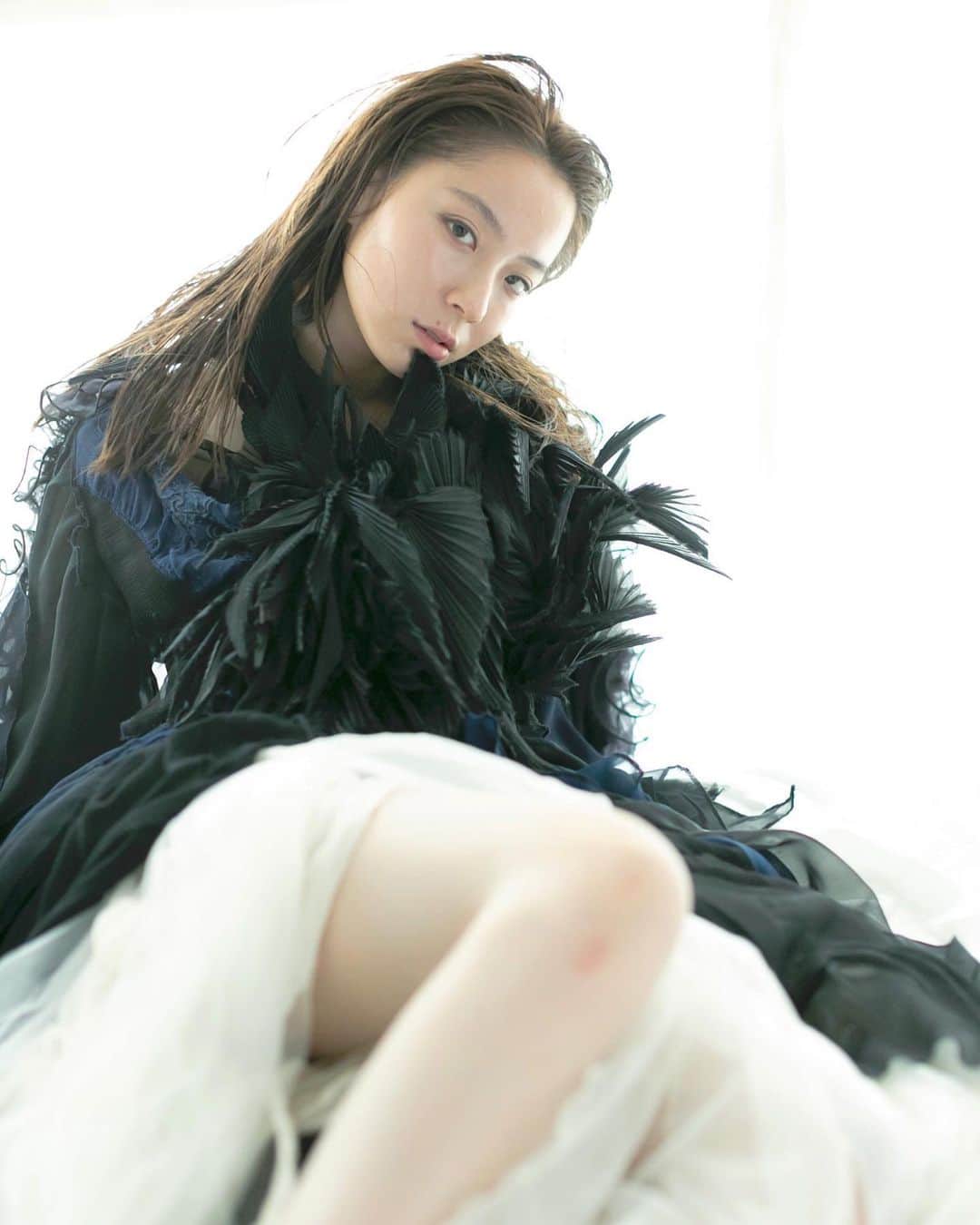 ARAKI SHIROのインスタグラム：「good evening. . . . ph @ume_enity  md @hiyori1802  h&m @yanase.alicia.miki  costume by me . . . #ARAKISHIRO #costume #portraitphotography #photoshooting #fashionphotography #contemporaryart #福岡 #衣装デザイン #ポートレート #アラキシロウ」