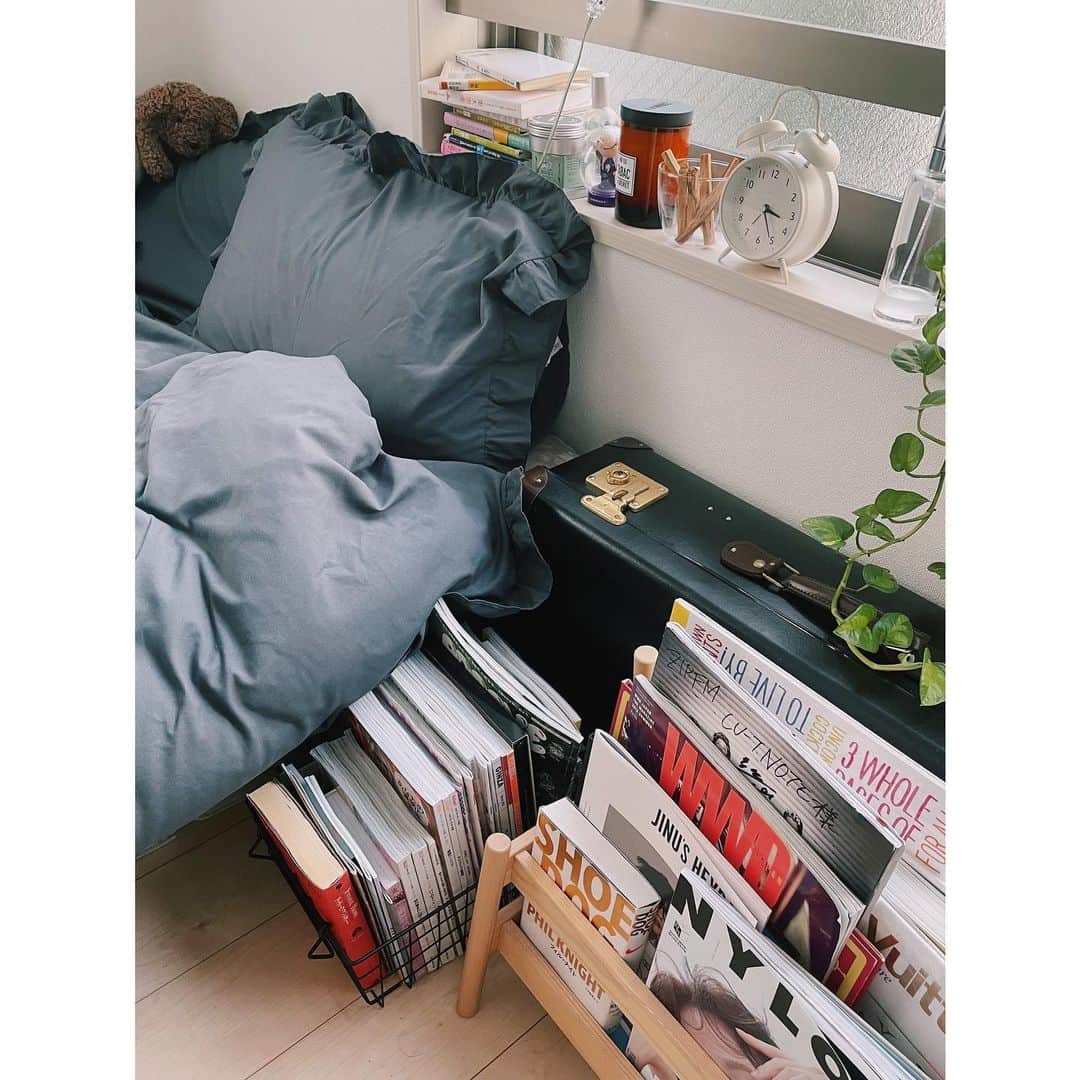 上野智子のインスタグラム：「ベッドから動かなくなる理由🤔🤫📚  #私のお部屋   #shoedog #globetrotter #nylonkorea #ellejapan #ikea」