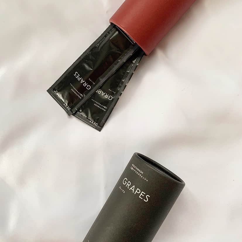 のインスタグラム：「【どこでもお口ケア可能な分包タイプ】﻿ ﻿ #DEXT 公式Instagramです。﻿ ﻿ 「DEXT マウスウォッシュ」﻿ コンパクトで持ち運びも便利。﻿ マスクに籠る嫌なニオイ対策にも。﻿ ﻿ --------------------﻿ Repost﻿ @atoyrikuyust﻿ ・﻿ ・﻿ @dextsalon﻿ ﻿ イタリアの食後酒のグレープスをヒントに香り付けされた口臭ケア用のマウスウォッシュ﻿ ﻿ 1回ずつ分包されているので、ビジネスシーンはもちろん。外出先や旅先の携帯にオススメです！﻿ ﻿ #pr#dext﻿ #dextsalon﻿ #マウスウォッシュ﻿ #マウスケア」