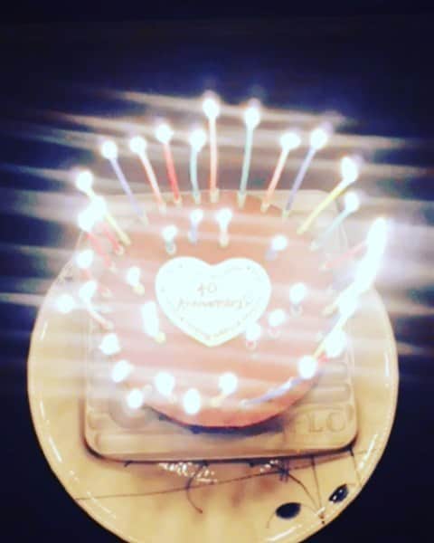 のインスタグラム：「今日は#嫁 の40歳の#誕生日 です  #サプライズ で#誕生日ケーキ に  ローソク40本たてて#プレゼント してみました  ローソク40本たてたことに  腹をたてた嫁でしたが  思いのほか40本のローソクの#灯火 は#綺麗 だったので  ご機嫌に40本のローソクの灯火を消してくれました  ひと息で40本のローソクの灯火を消す嫁は  #40歳 ですが肺活量は#20歳 です  #誕生日おめでとう  #仔羊エルマー #happybirthday #birthday #happy」